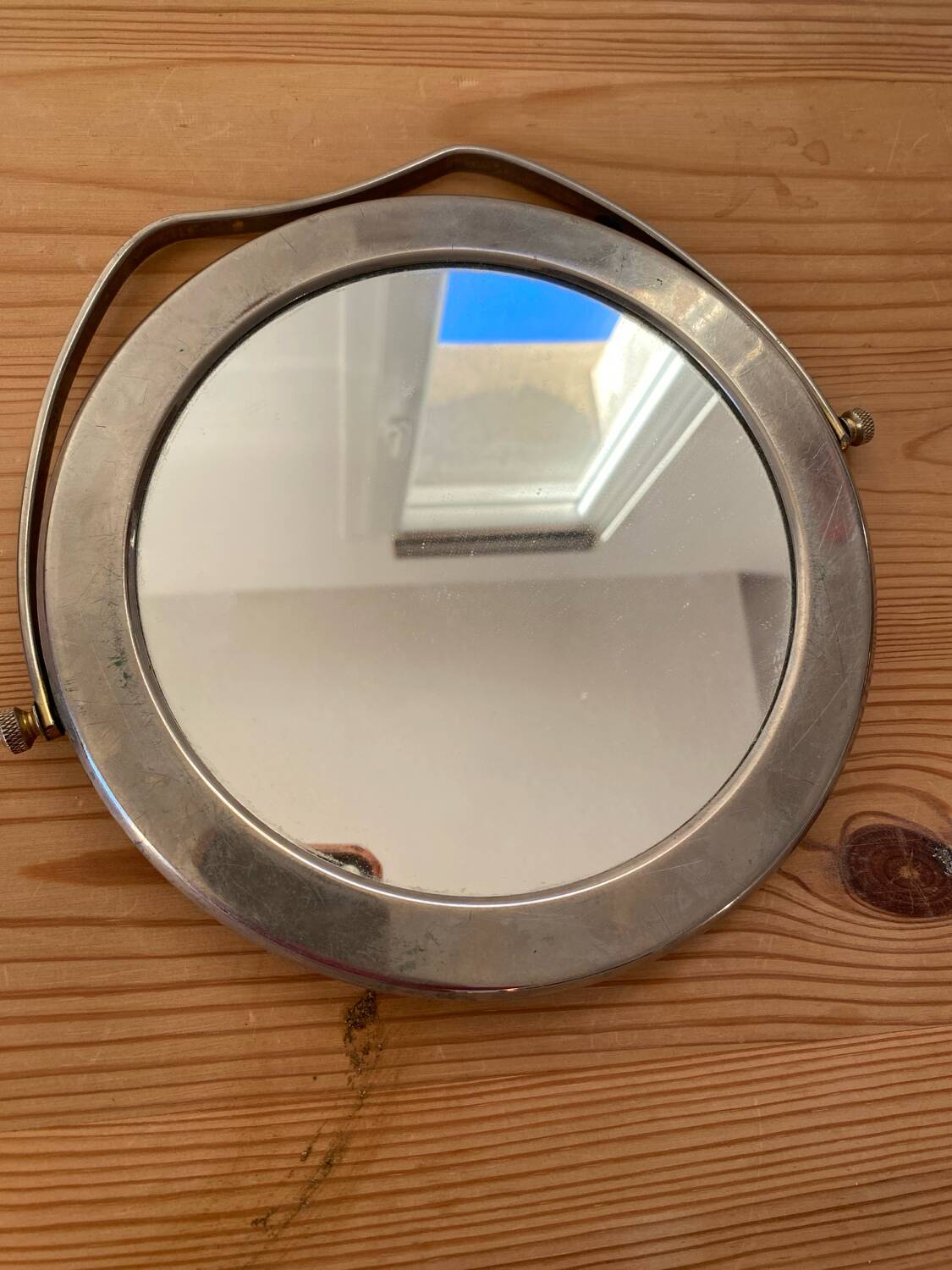 Miroir rond vintage en métal argenté.