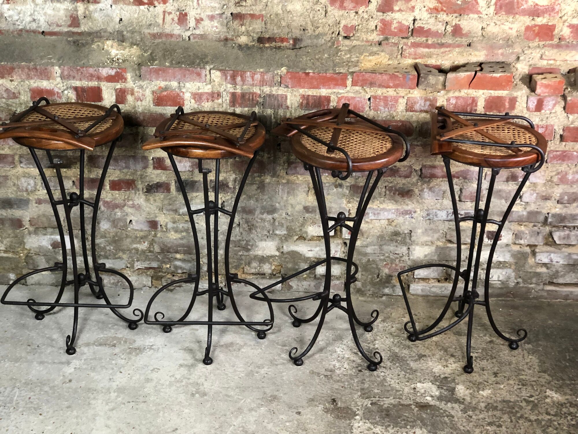 Bar chairs/stool (4) made of wood and wrought iron canned seats