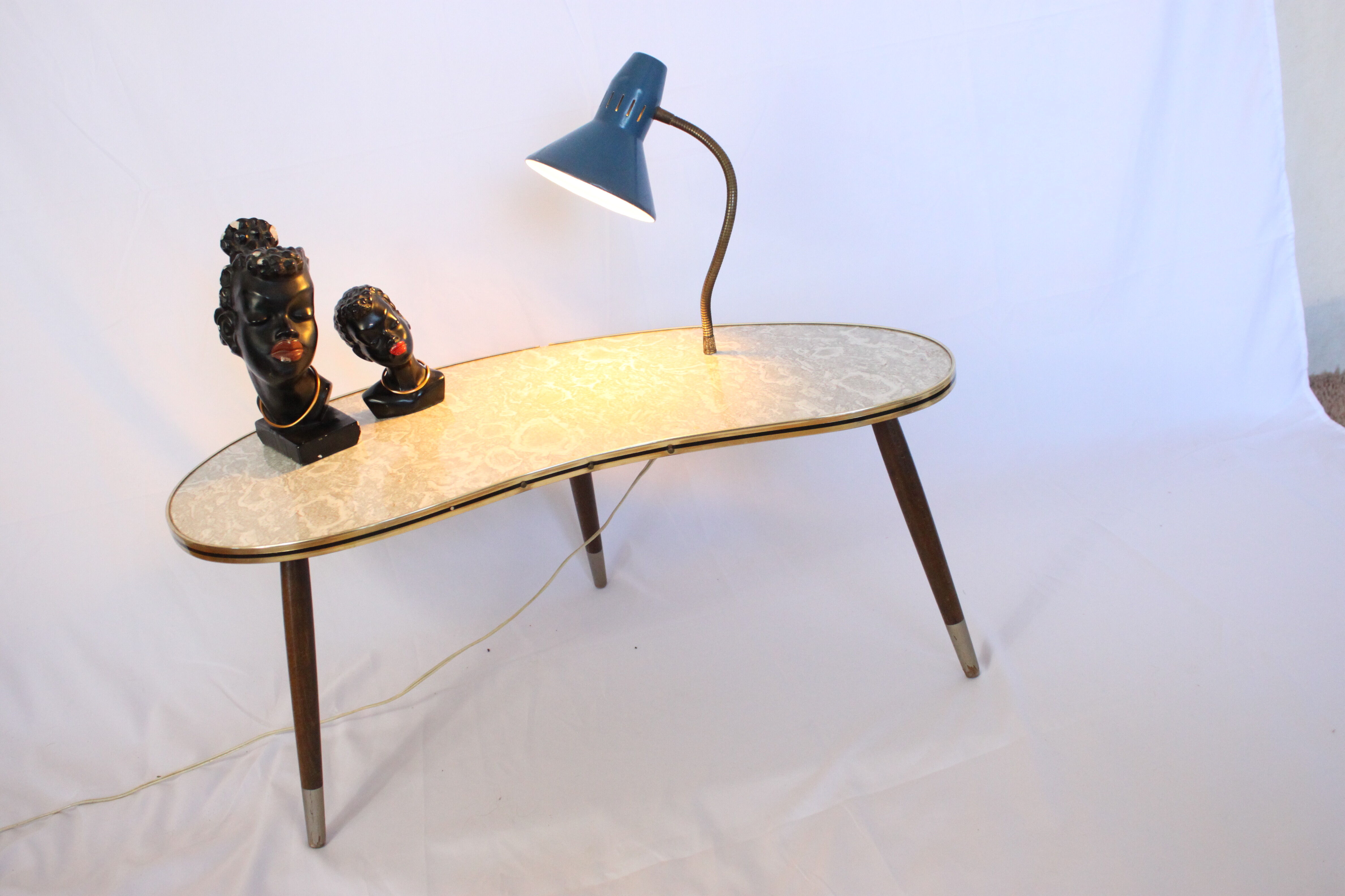 Table haricot avec une lampe