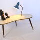 Table haricot avec une lampe
