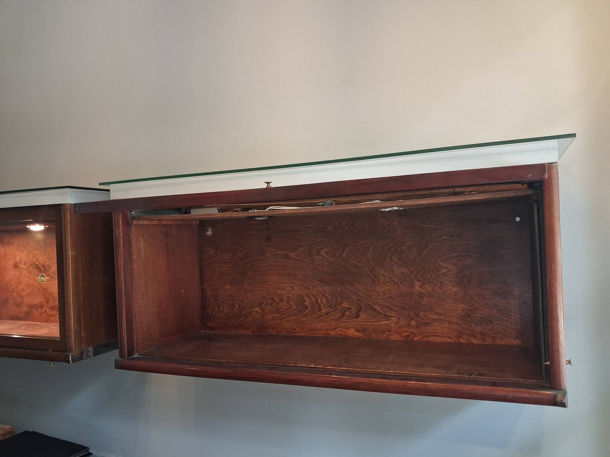 vitrine - coffre en bois et verre