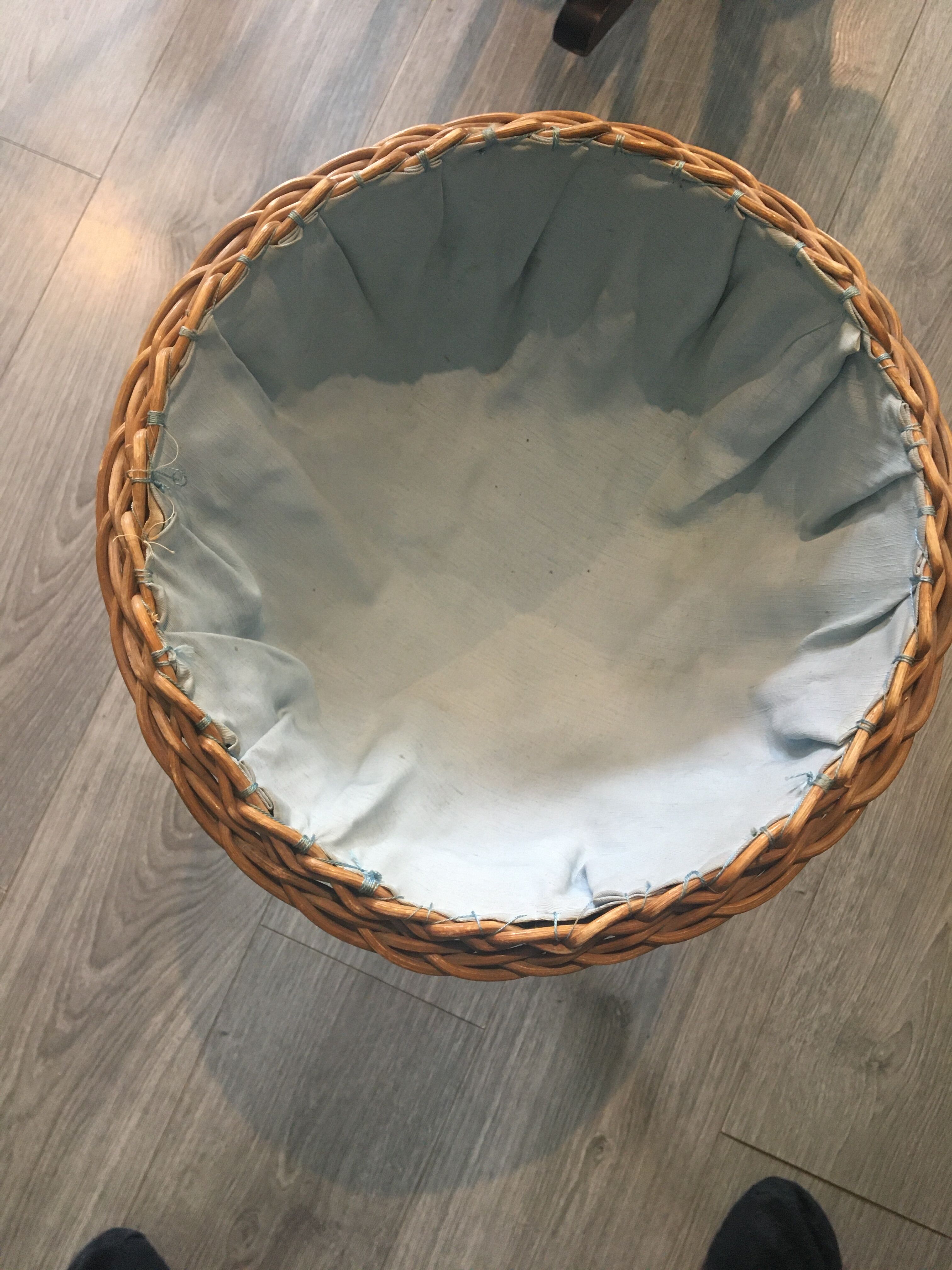 Travailleuse tripode en osier