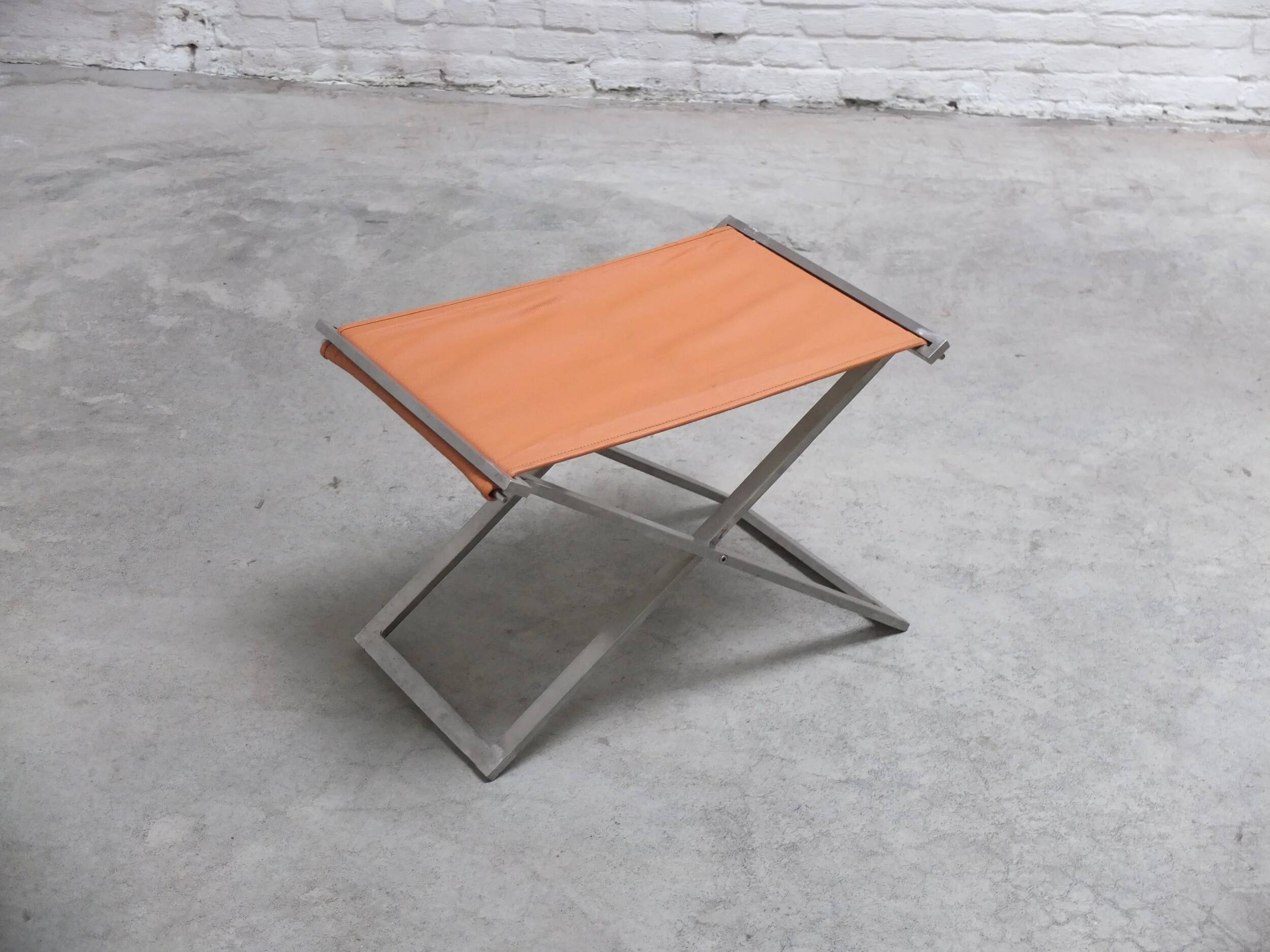 Tabouret pliant en cuir cognac et acier par Michael Christensen, années 1960.