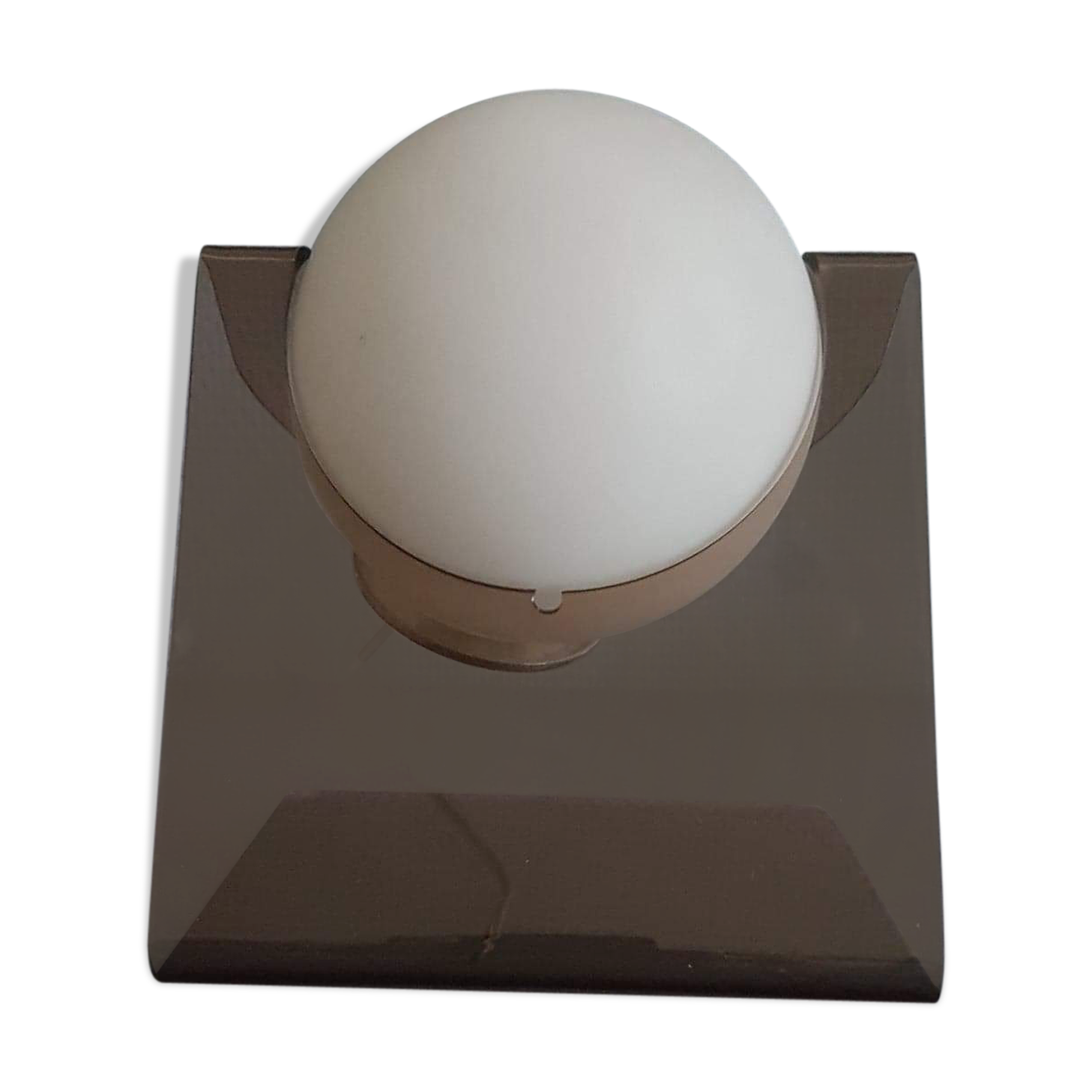Lampe à poser plexiglas fumé et globe opaline blanc des années 70