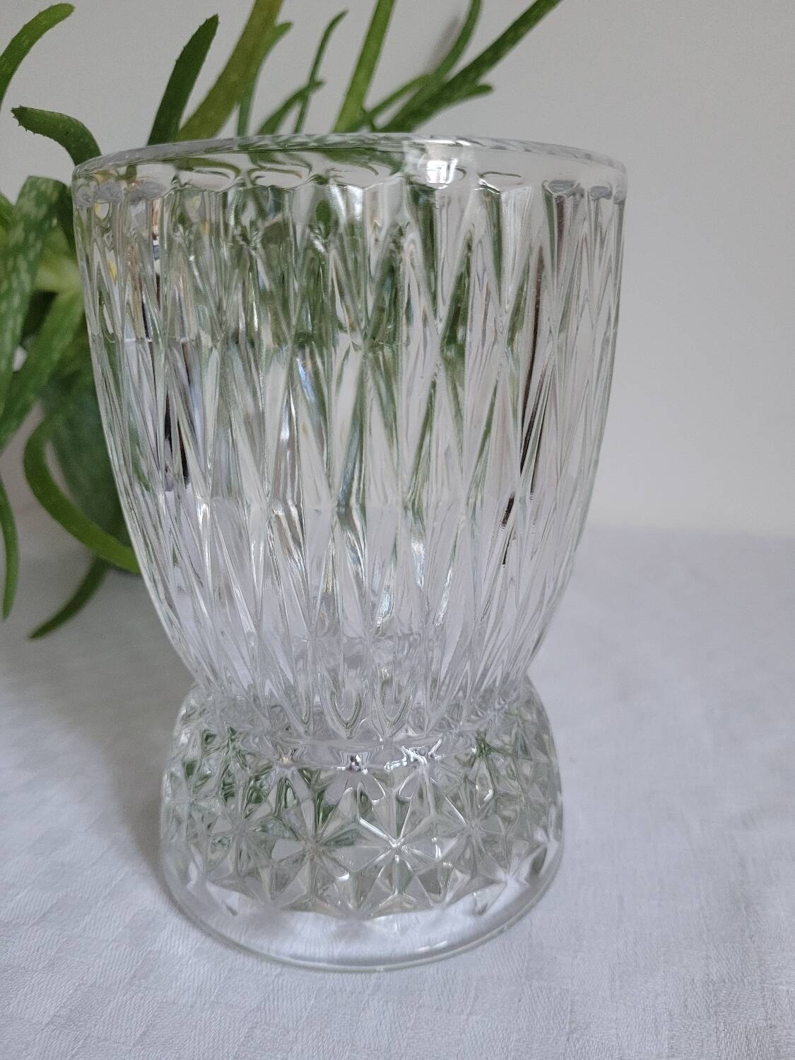 Vase en verre moulé plis origami