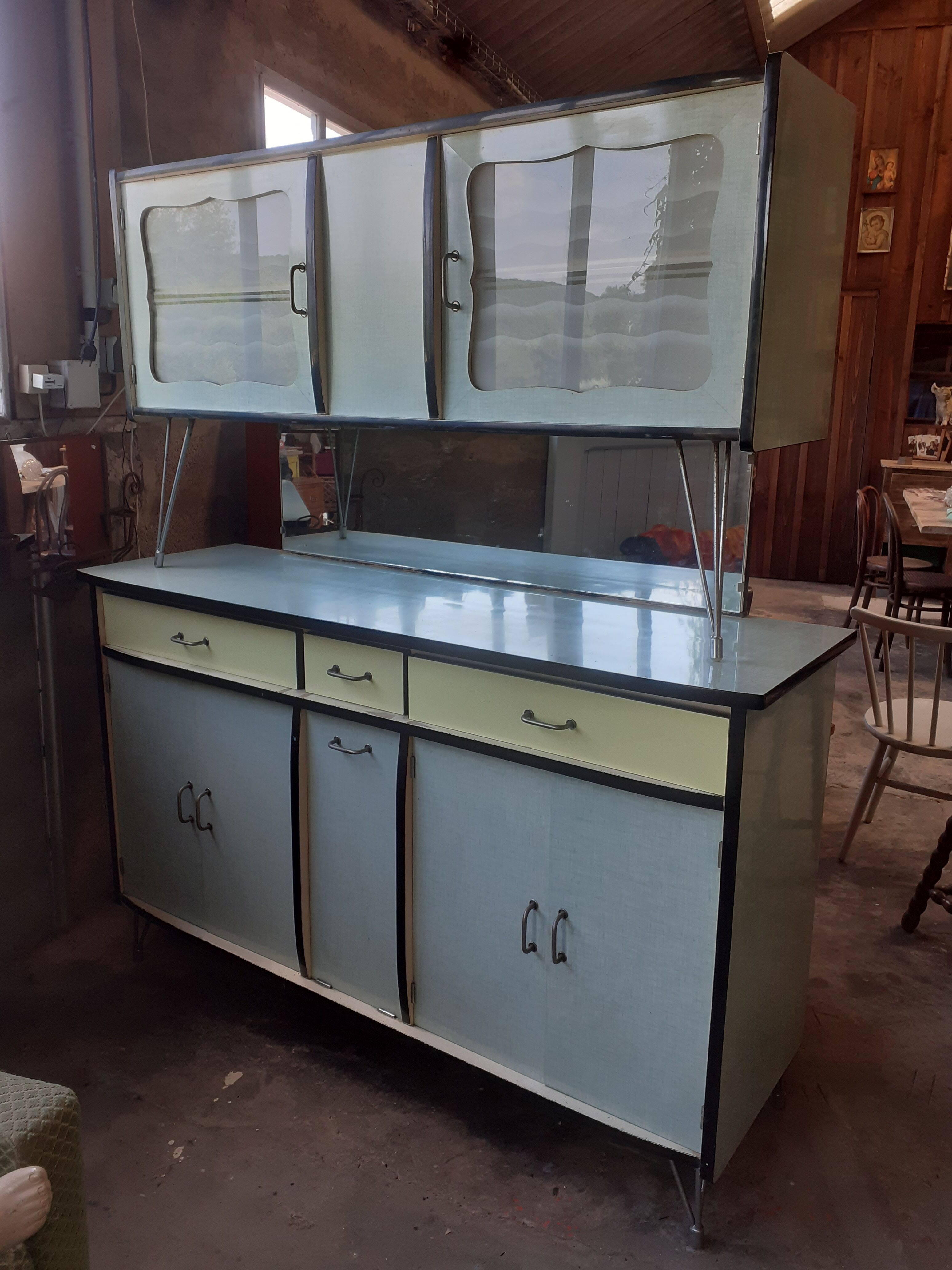 Buffet in green formica.