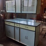 Buffet in green formica.