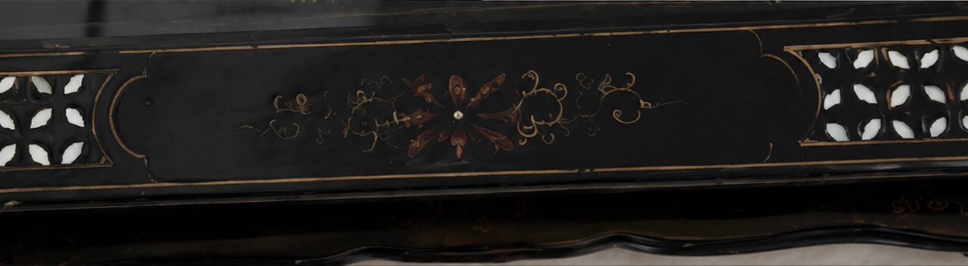 Table basse style chinois en bois noir et incrustrations de nacre