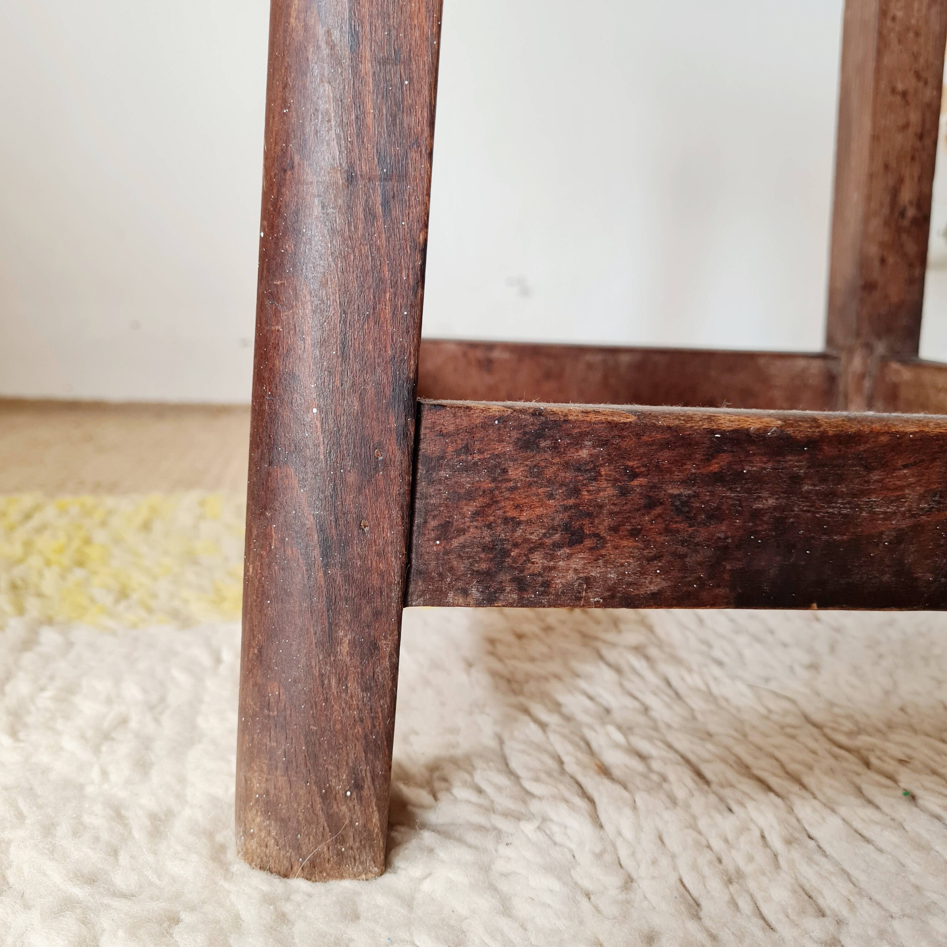 Antique farmhouse stool in solid oak – Rustic Brutalist Look