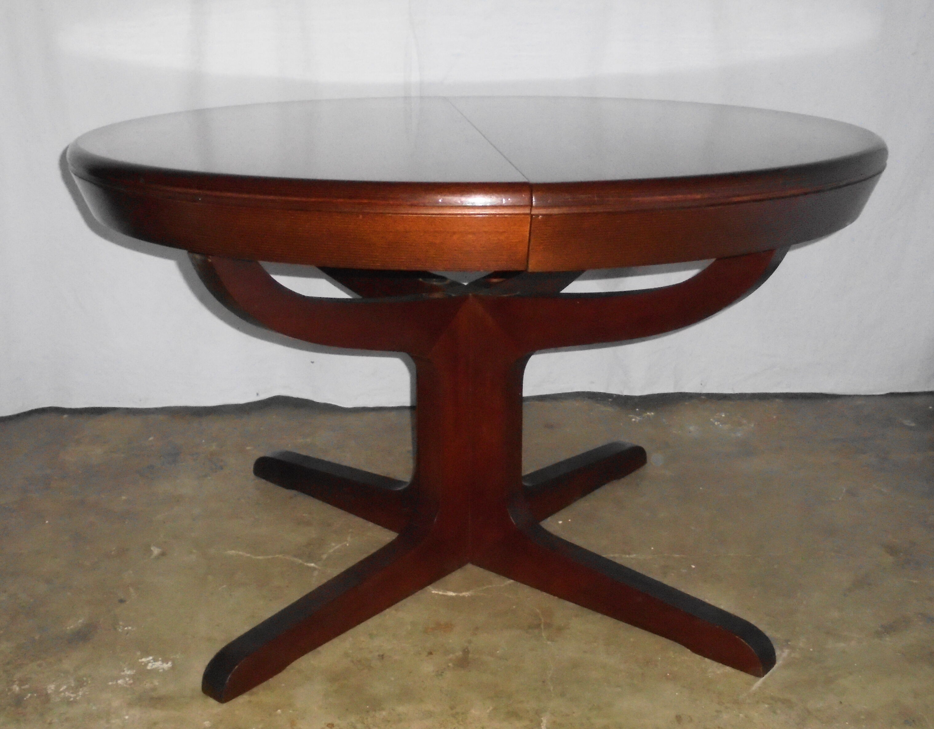 Round table central feet with 2 extensions of the 70s / 80s
