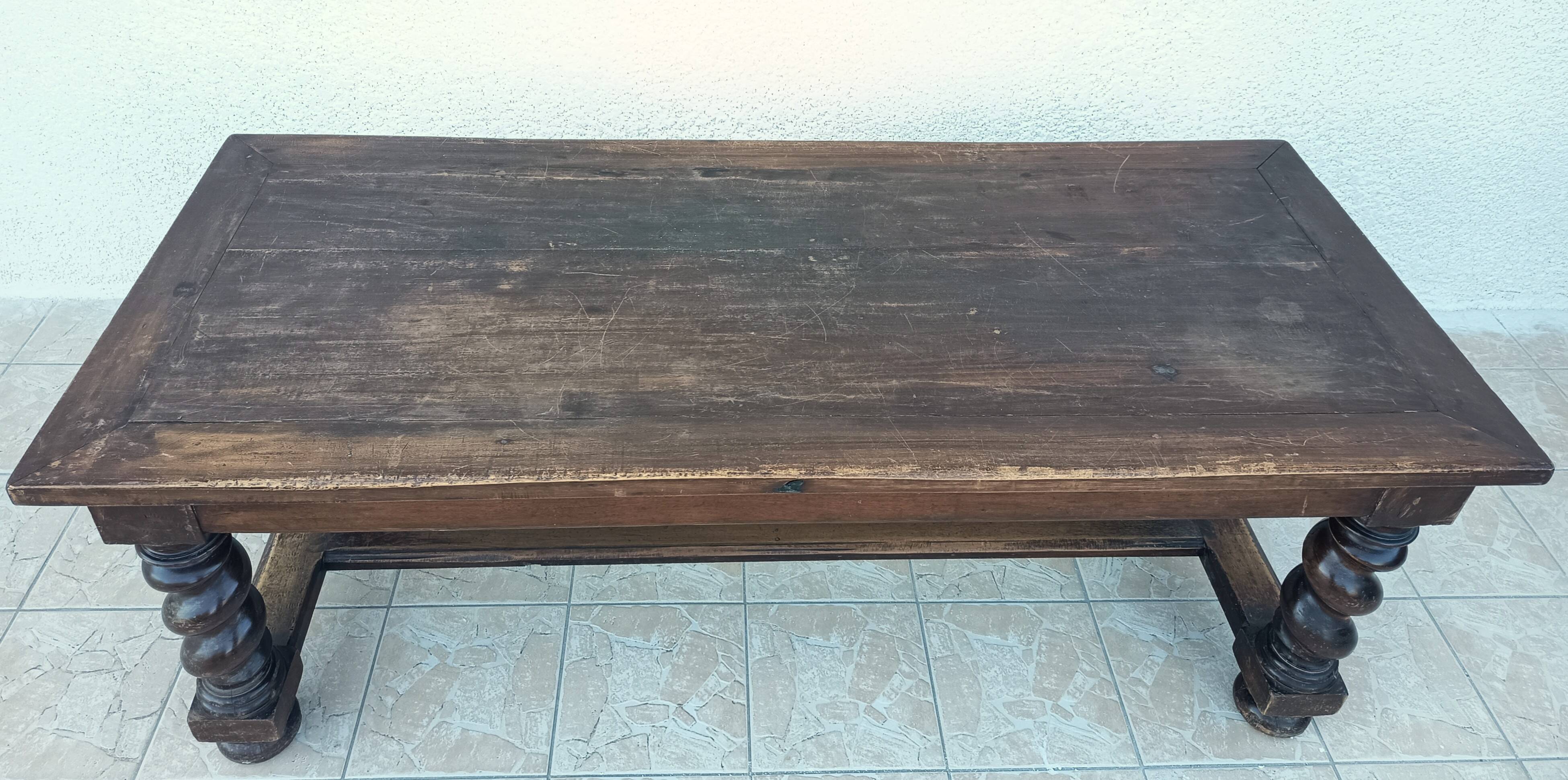 Louis XIII walnut table from the 19th century.