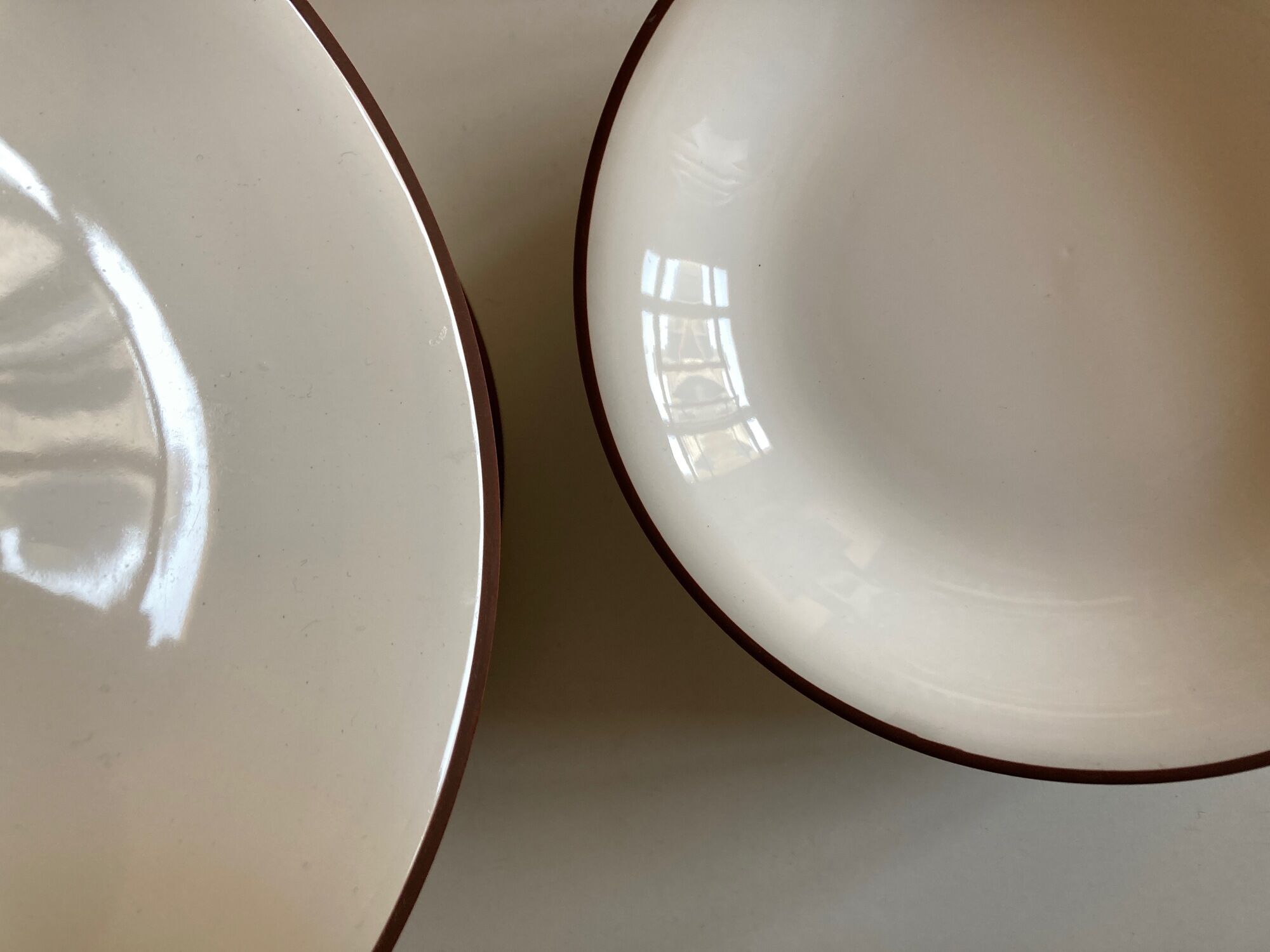 Set of 6 flat plates and 6 hollows in enamelled earth KMK 1965