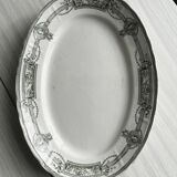 Plat ovale ancien en faïence, décor néoclassique noir et blanc