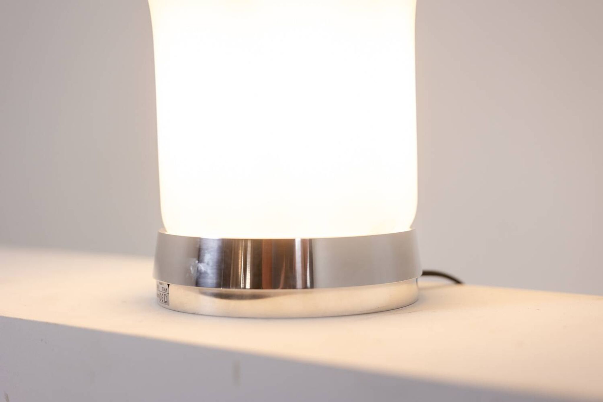Angelo Mangiarotti. Lampe en opaline et métal chromé. Années 1980.
