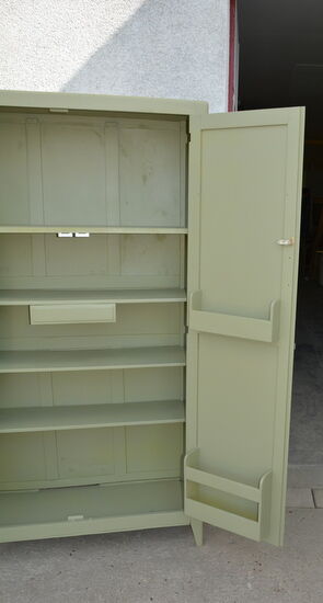 Armoire parisienne vert olive