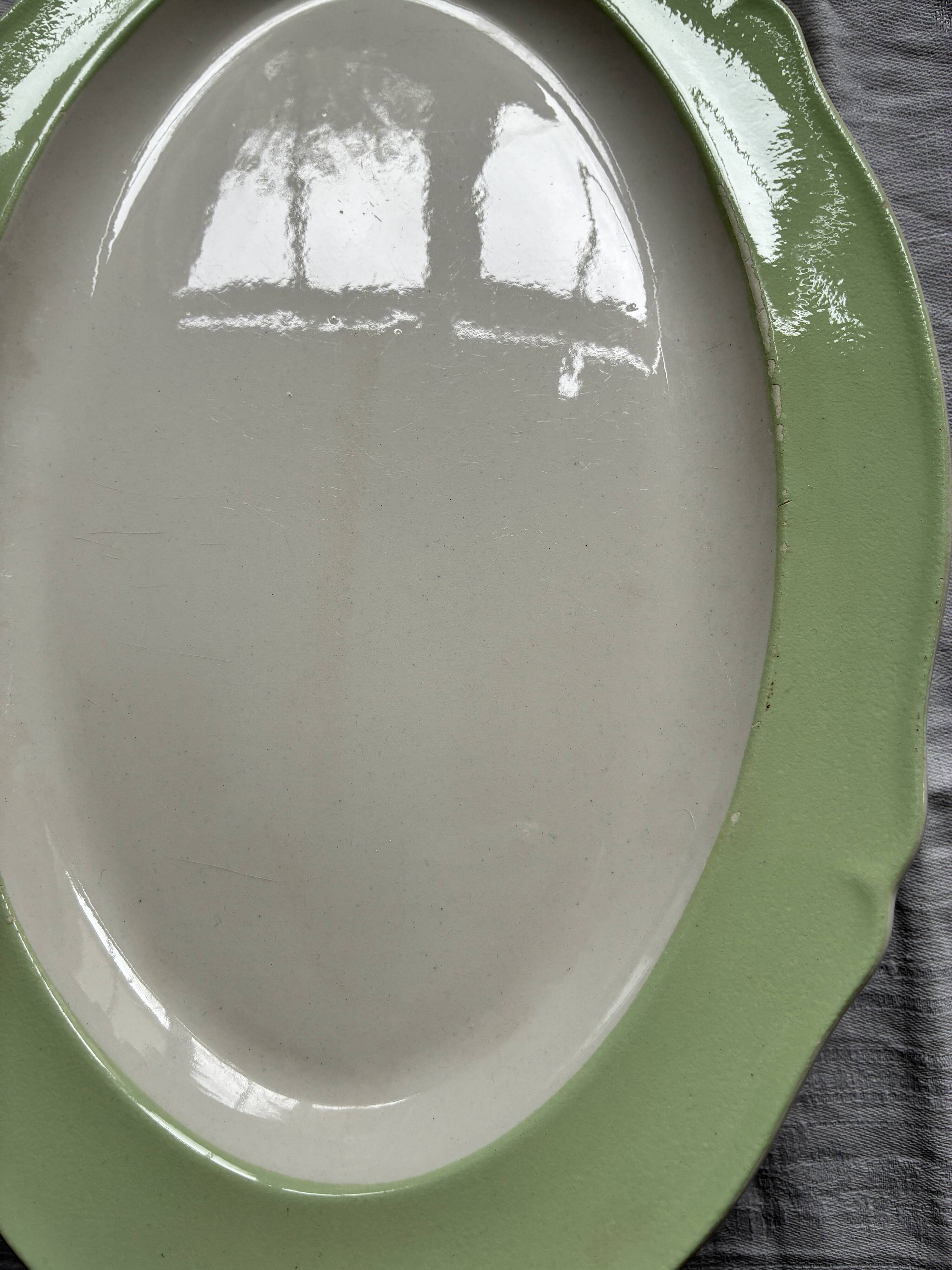 Oval serving dish in earthenware.