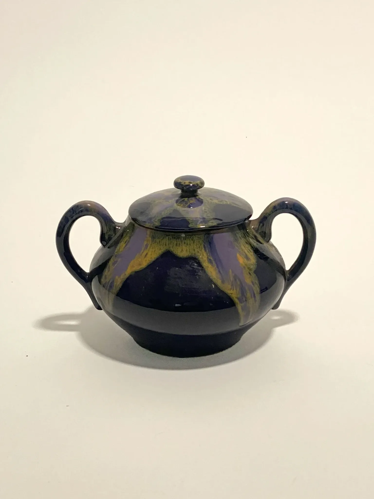 Ceramic sugar bowl with lid