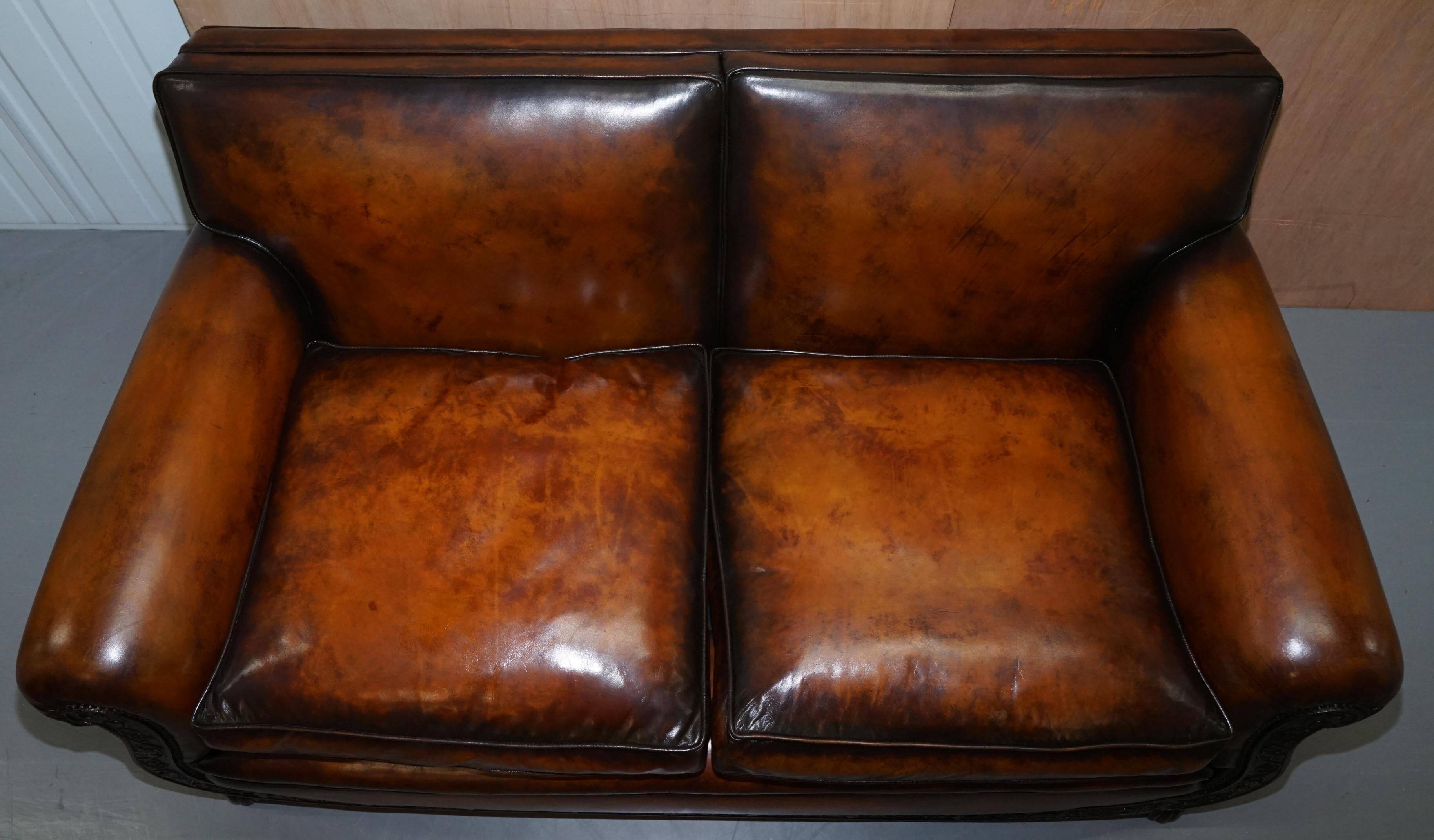 Two-seater canapé in aged leather, Victorian style.