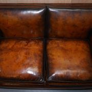 Two-seater canapé in aged leather, Victorian style.