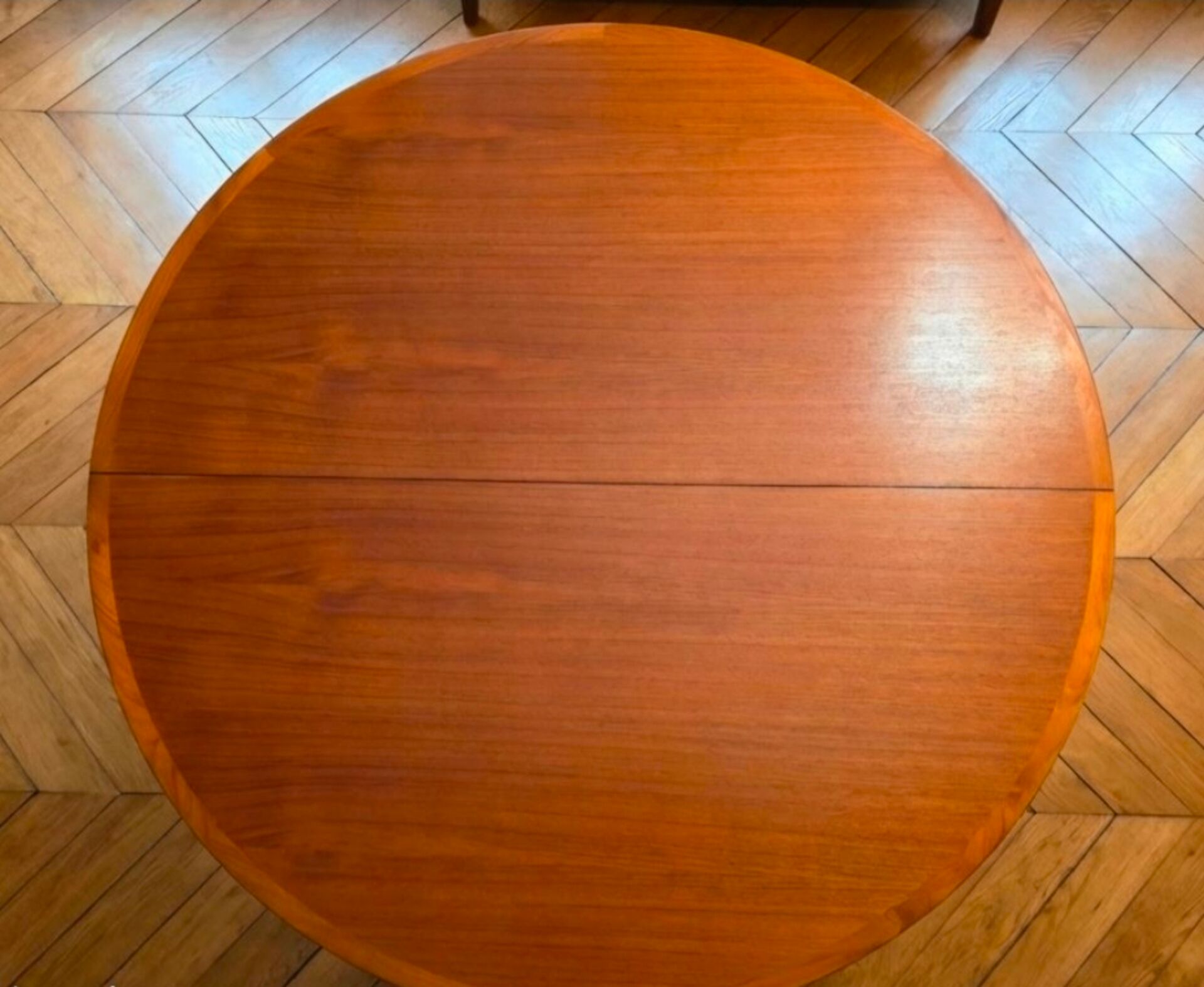 Large Danish round/oval table for 4 to 7-8 people, extendable (110 -