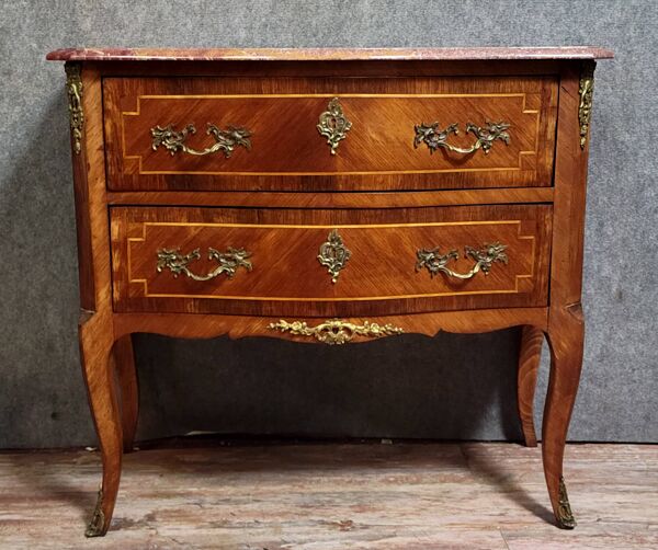 Commode sauteuse de Dame, galbée, style Louis XV réalisée en bois précieux