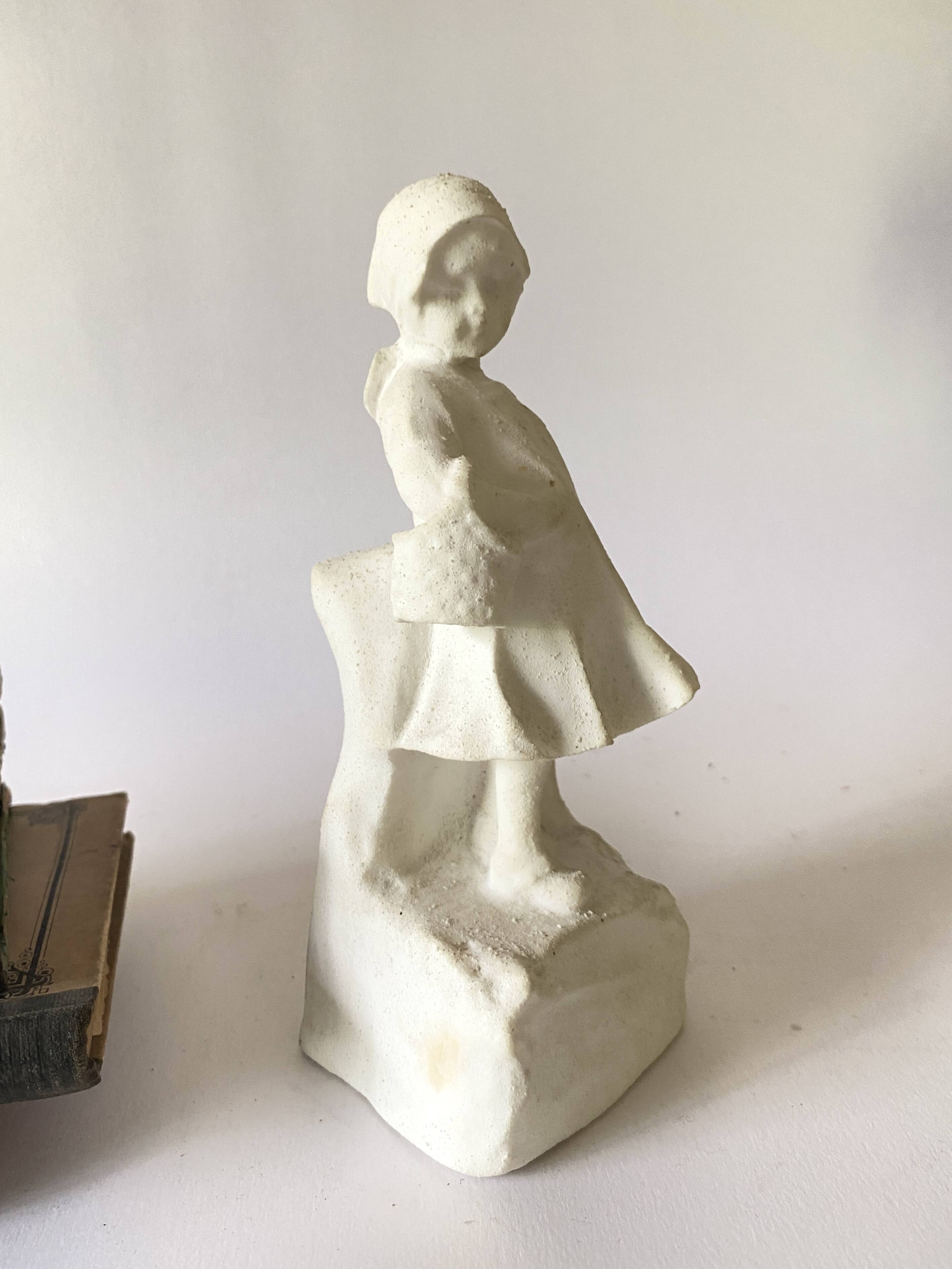 Serre-livres en plâtre, fillette au panier