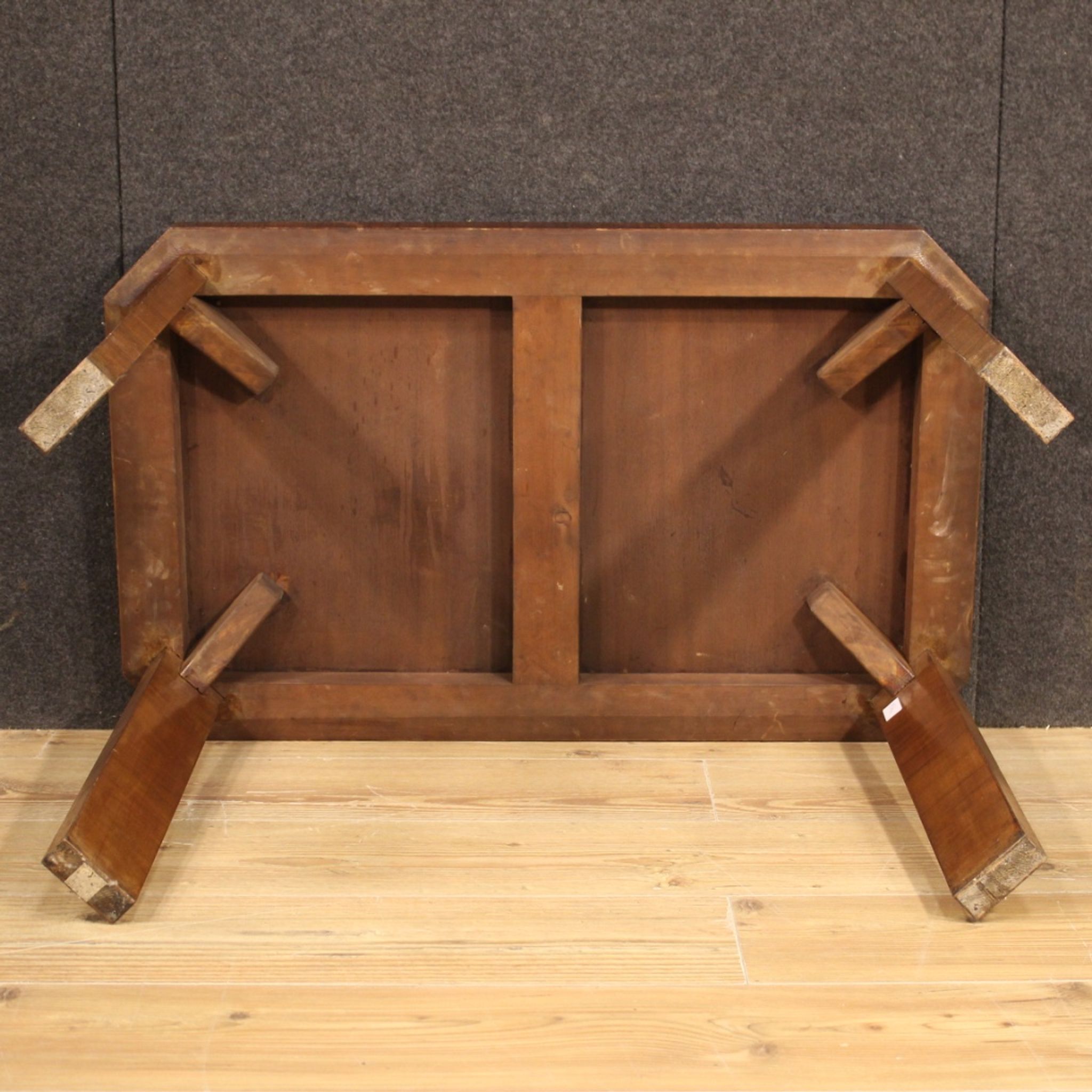 Table basse italienne en bois de noyer dans le style art déco
