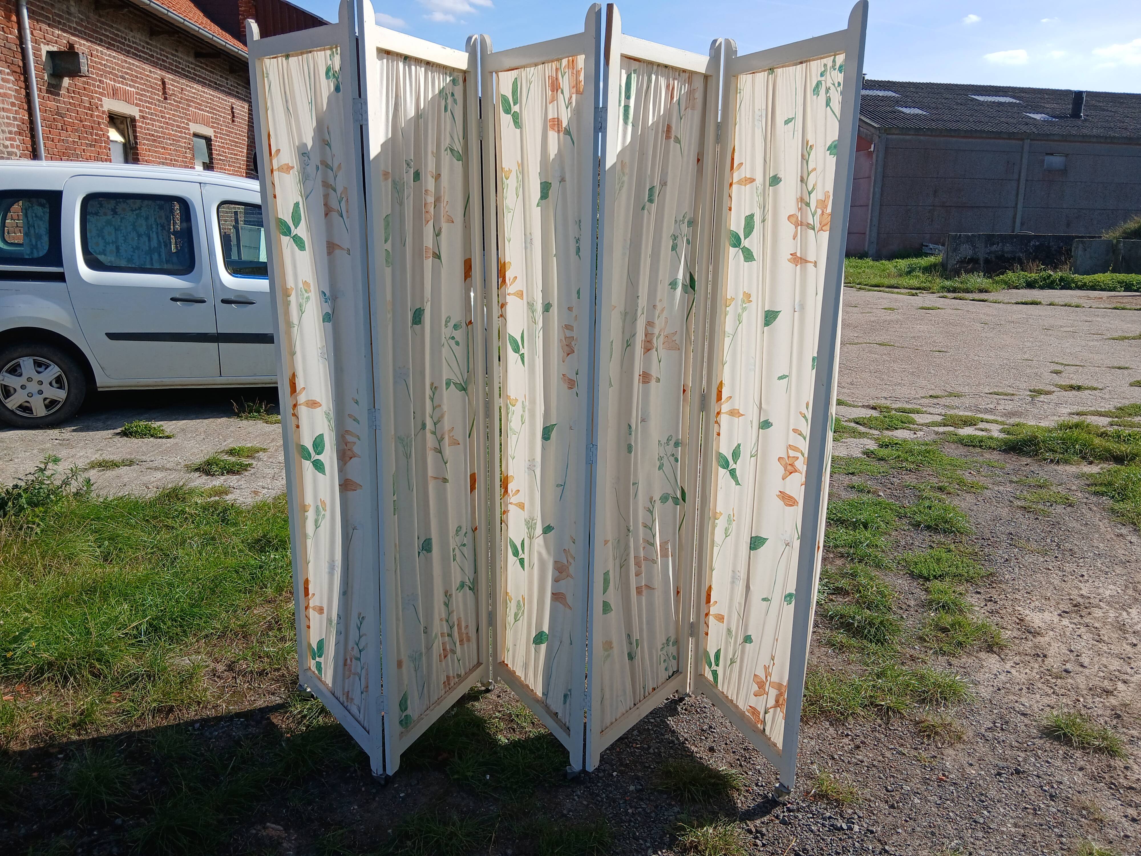 Antique screen