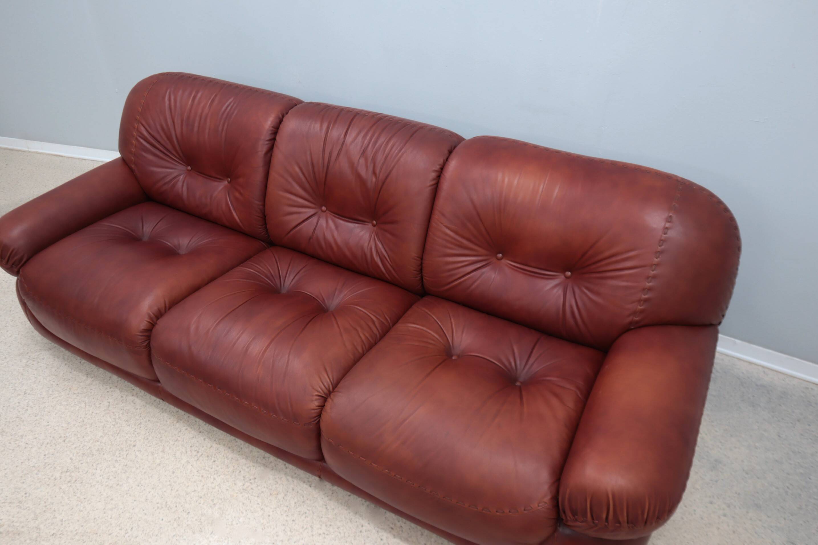 3 seater vintage leather sofa mobil girgi 1970s