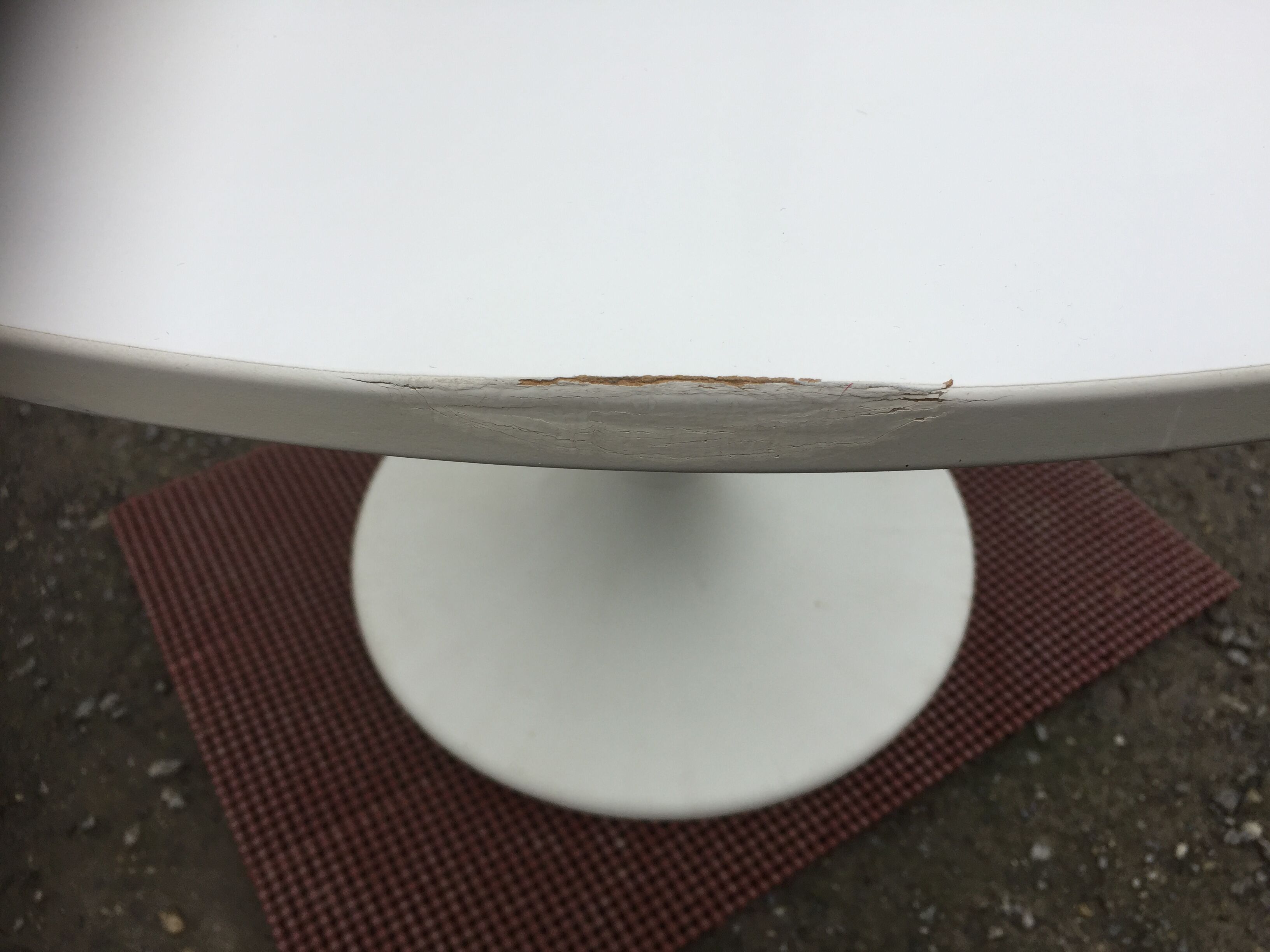 Vintage tulip base table in white pvc