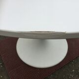 Vintage tulip base table in white pvc