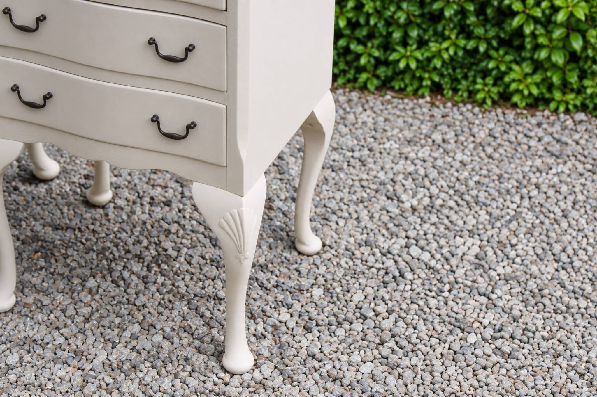 Pair of renovated antique bedside tables – Ivory from Orfèvres Libéron – 3 drawers