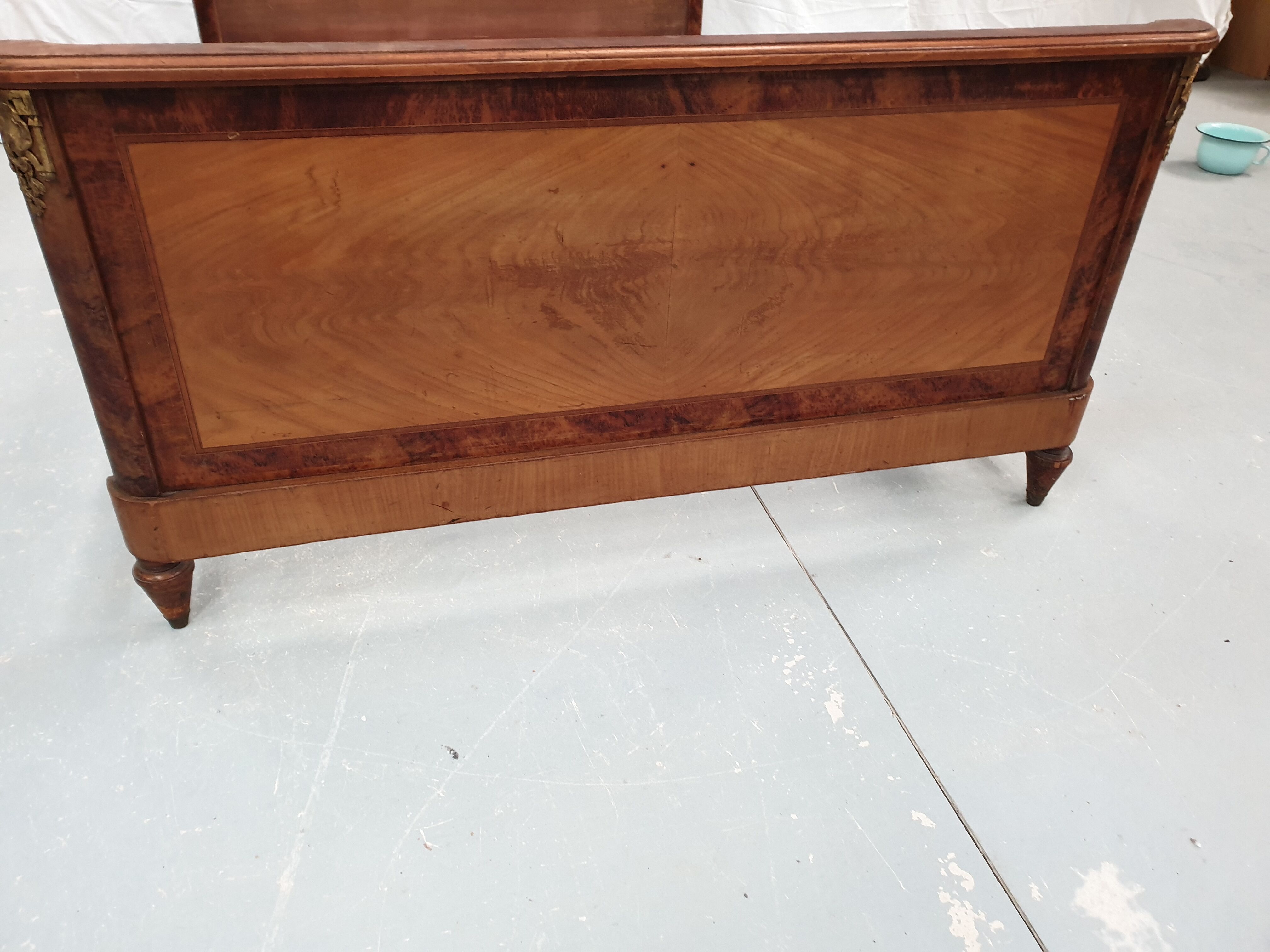 Bed style Louis XVI gilded bronze