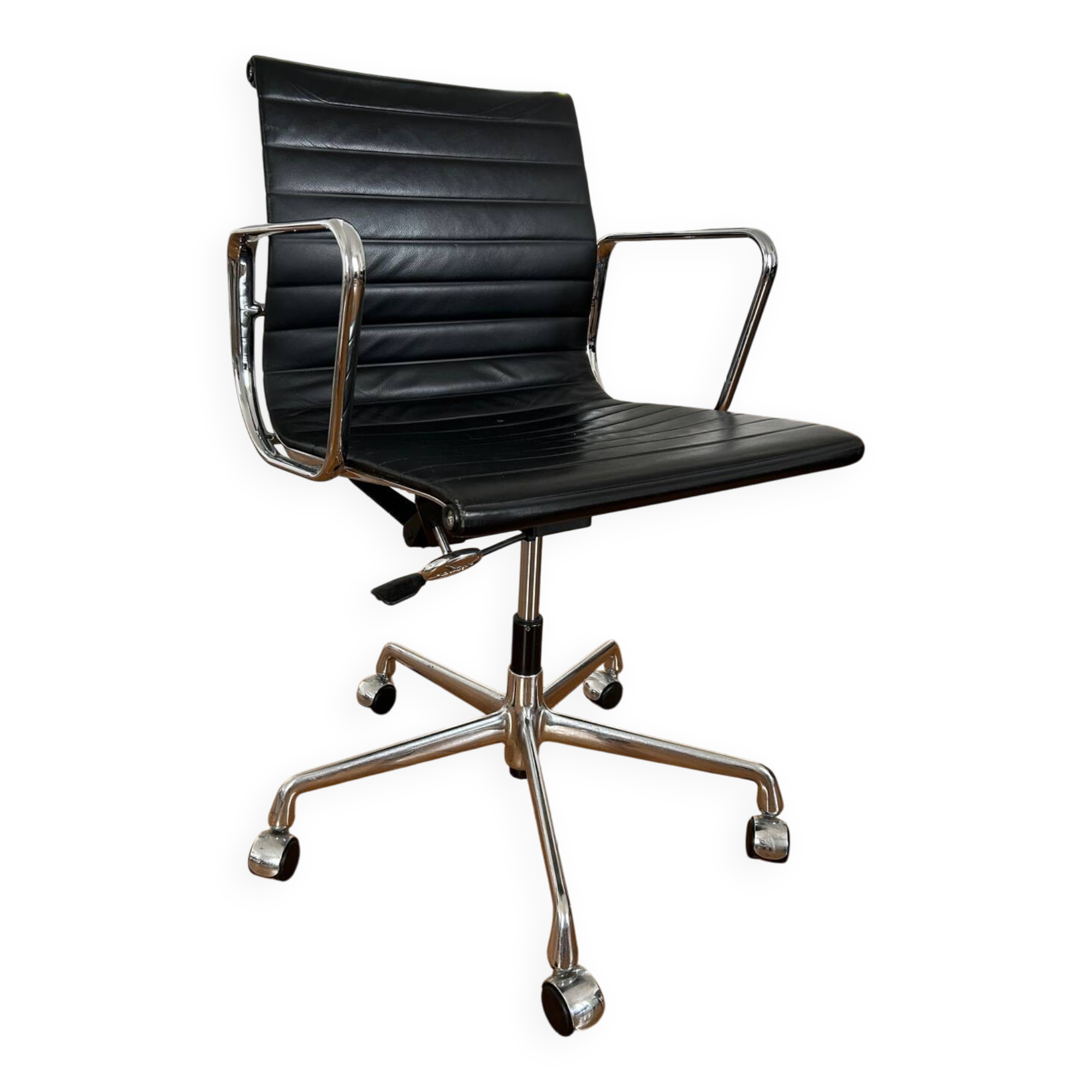 Chaise de bureau Eames Vitra EA118 en cuir