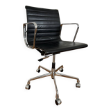 Chaise de bureau Eames Vitra EA118 en cuir