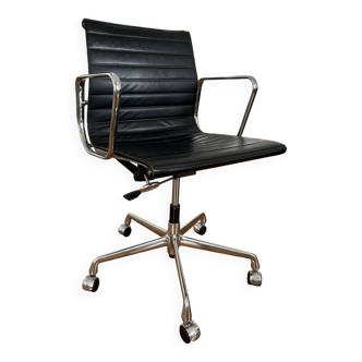 Chaise de bureau Eames Vitra EA118 en cuir