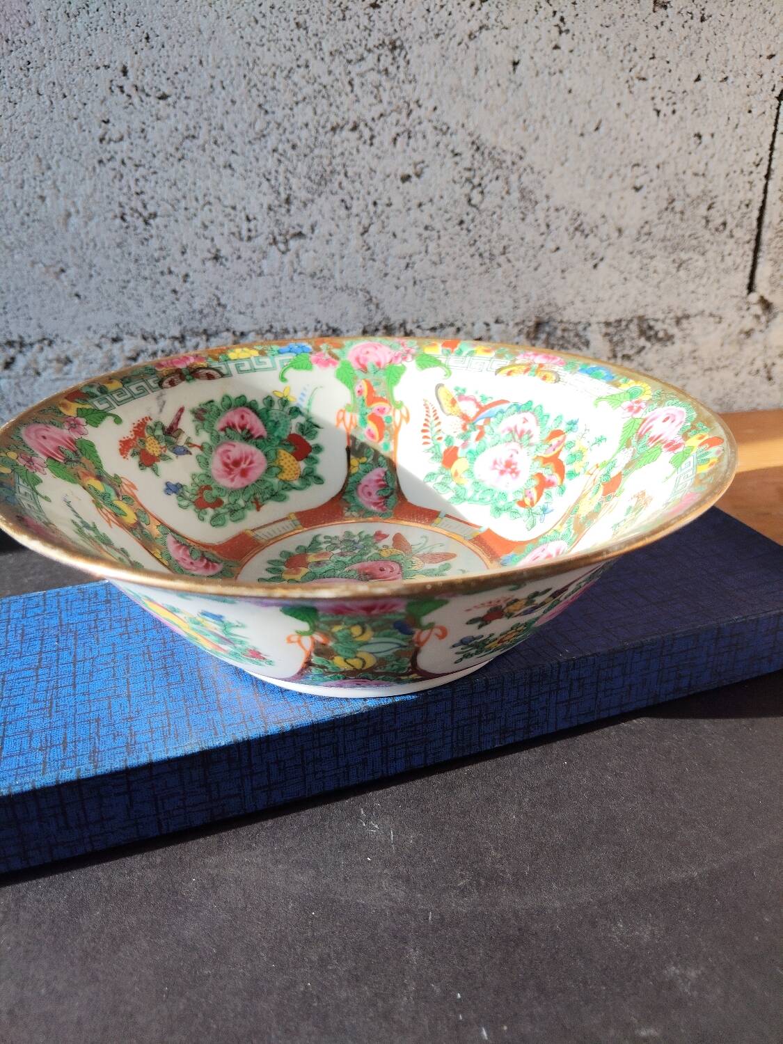 Chinese porcelain bowl with floral and bird decoration – Famille Rose style