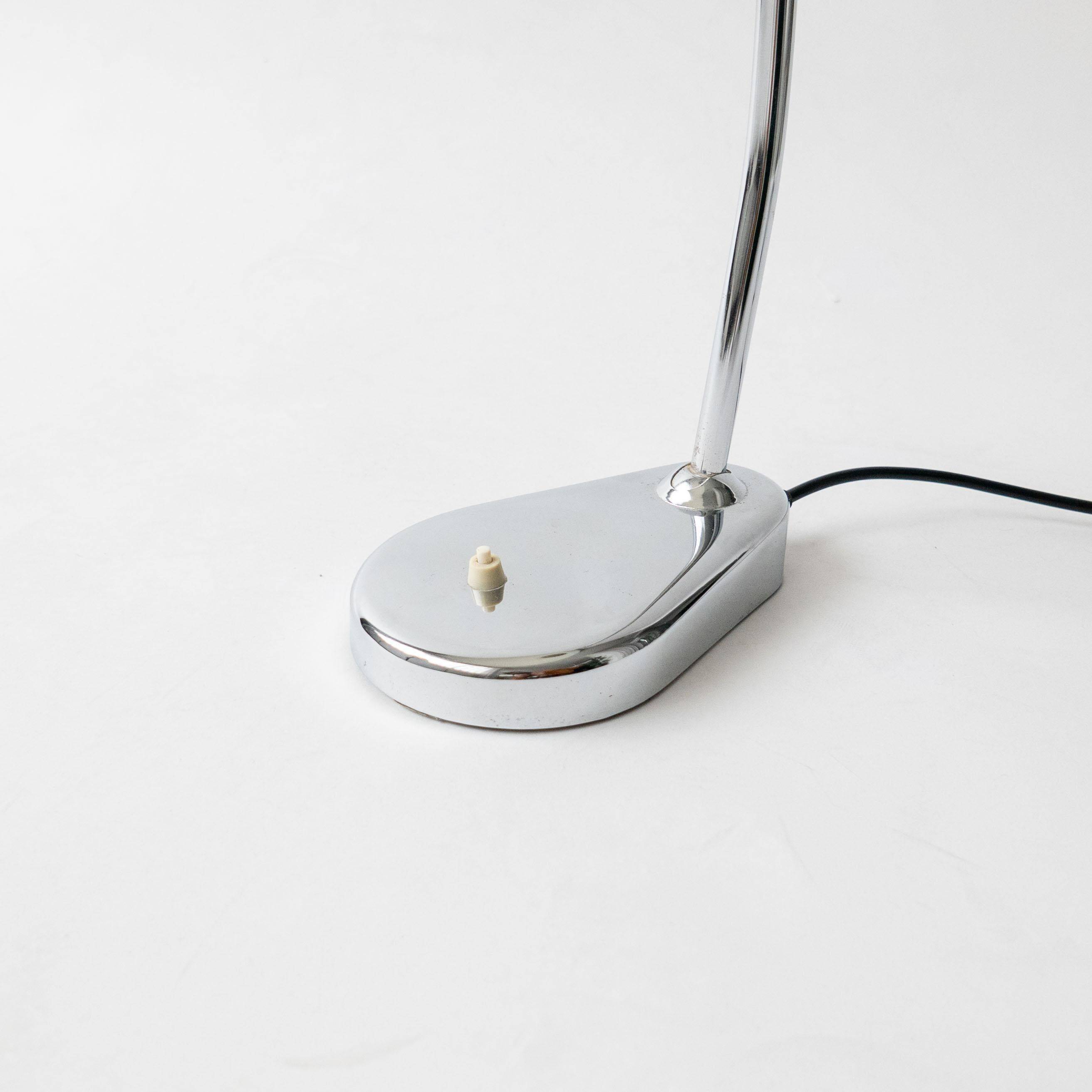 Lampe de table "Ministeriale" Seminara en métal chromé, fabriquée en Italie dans les années 1960.