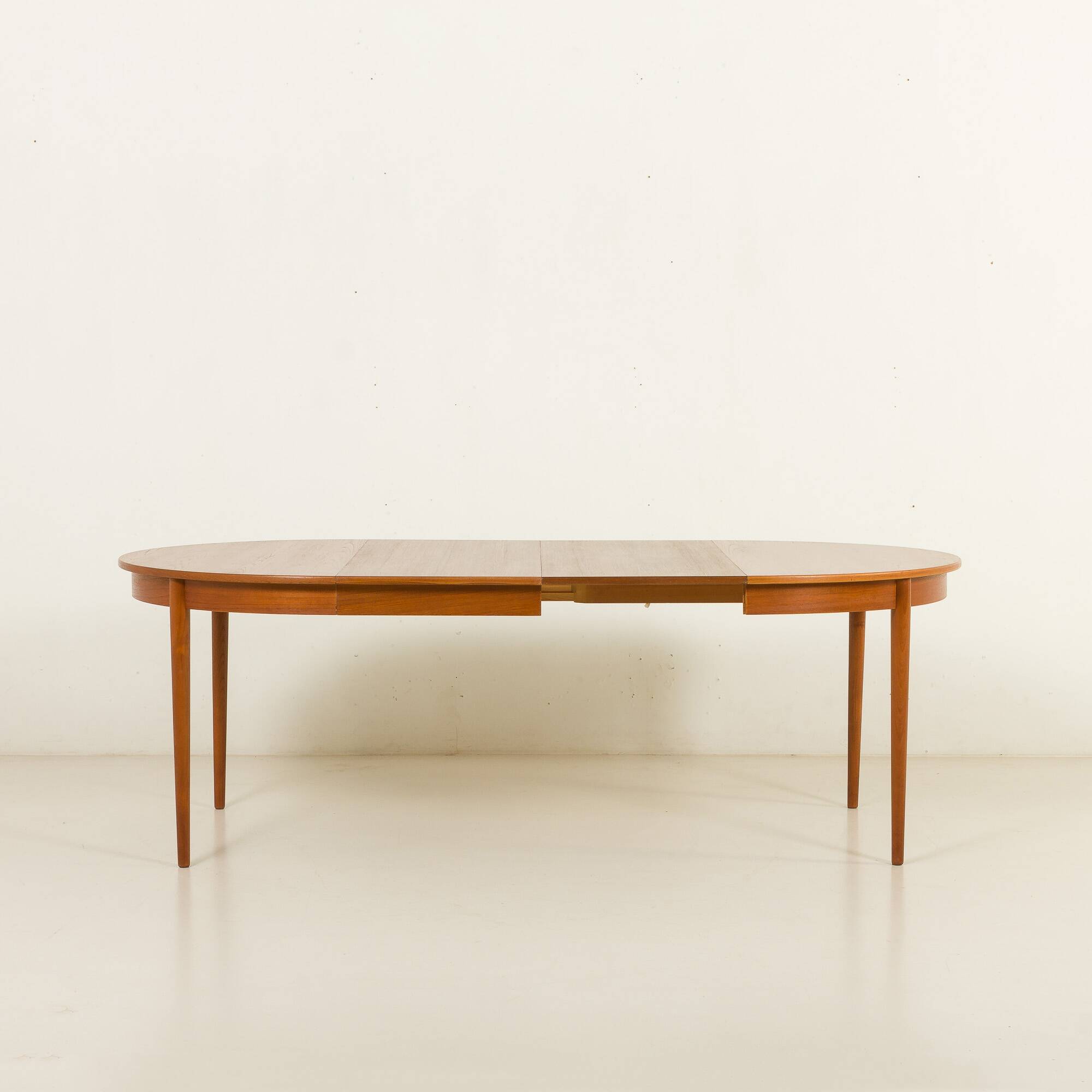 Table extensible en teck danois avec 2 allonges, années 1960.