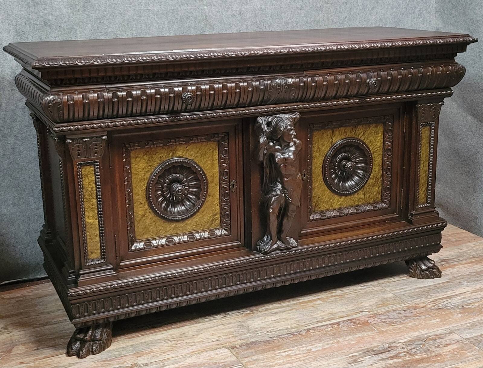 Buffet cabinet style Renaissance a caches secretes en noyer et orme époque