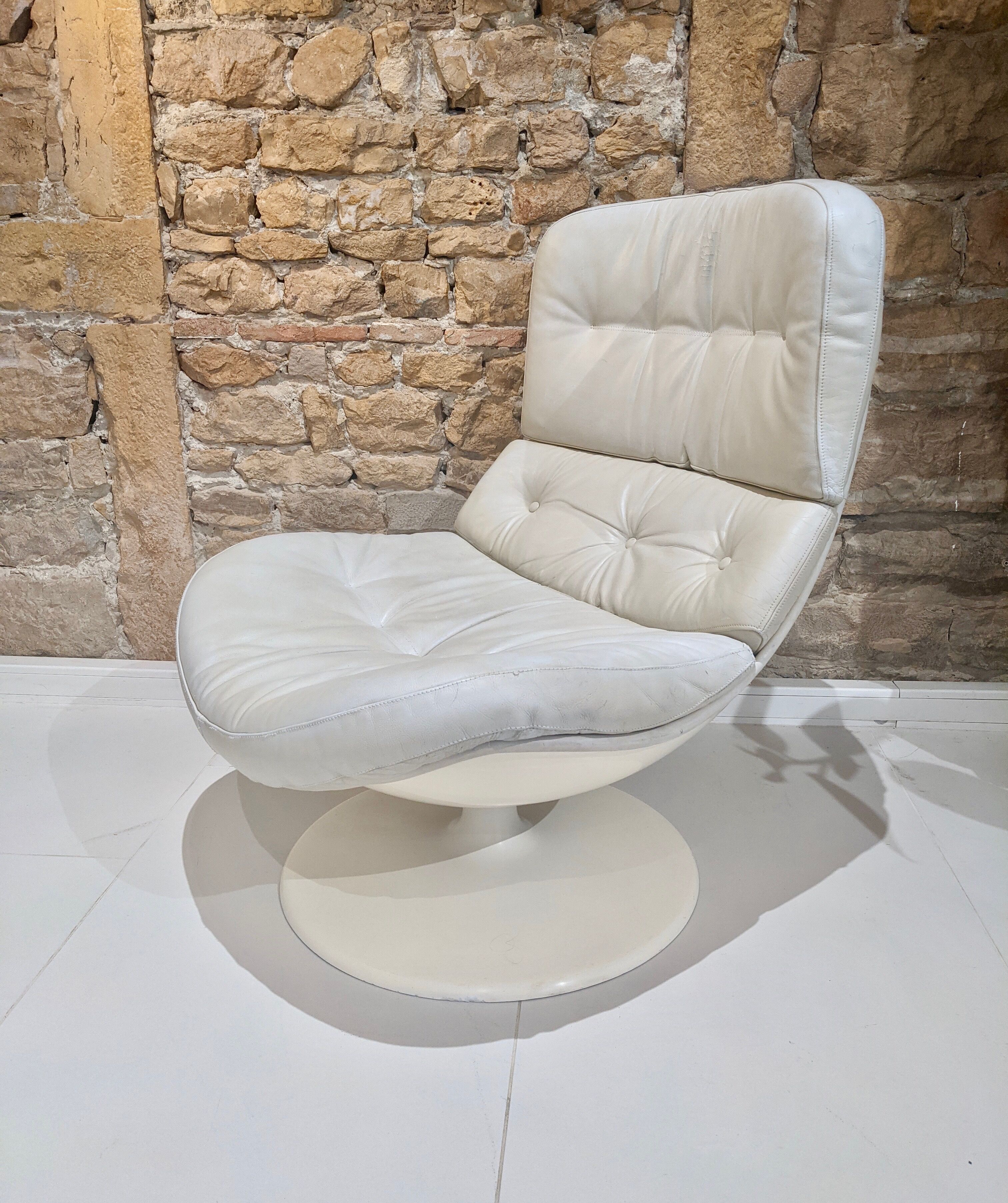 Swivel armchair in grey patinated leather