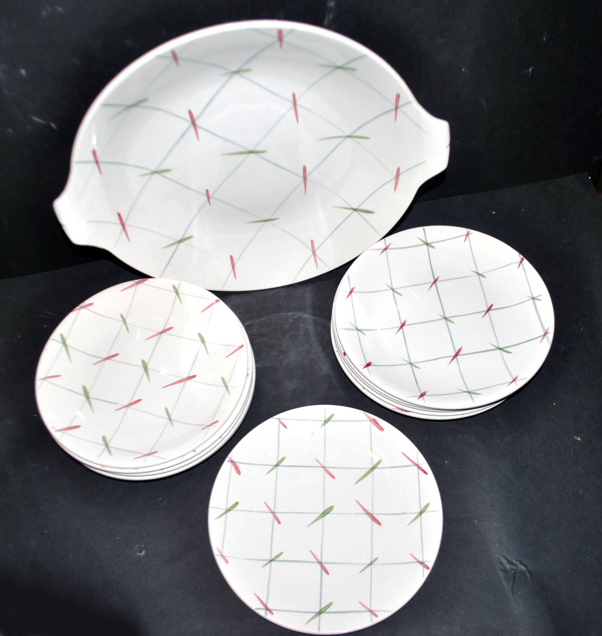 11 assiettes à dessert et plat à tarte vintage en céramique à décor de carreaux