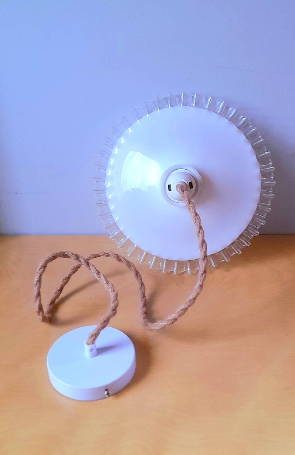 Suspension in pleated white opaline