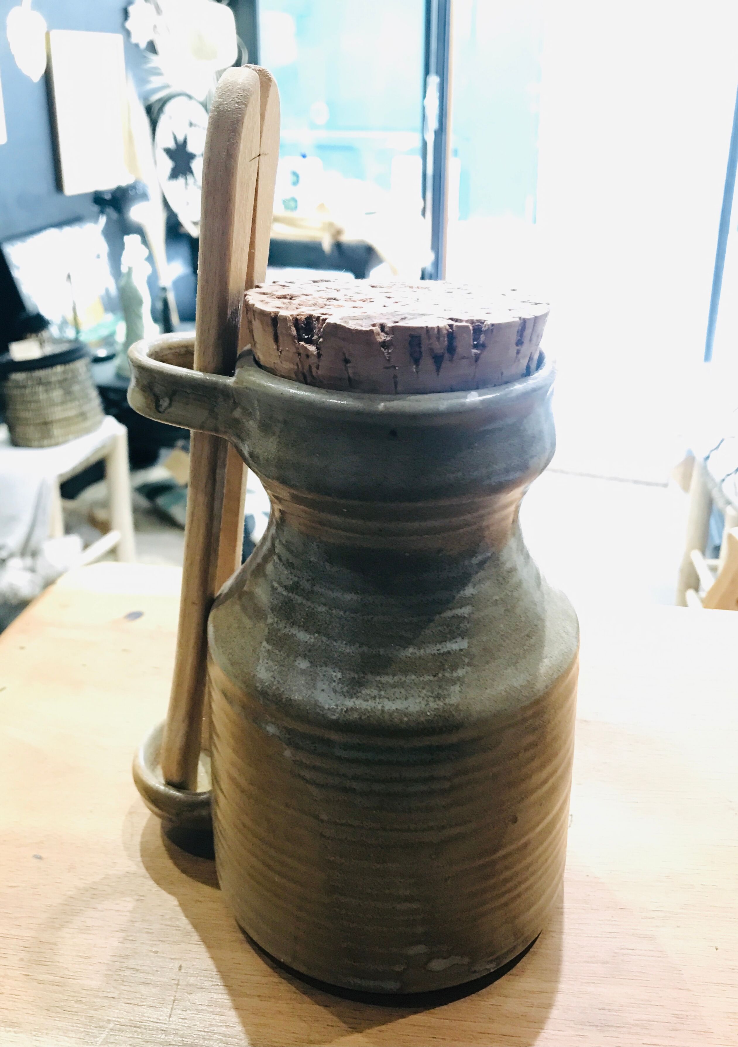 Ceramic stoneware pot with pliers