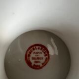 Plat sur pied avec un monogramme M et oiseau bleu et marron