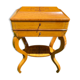 Table à ouvrages en loupe de frêne époque Charles X