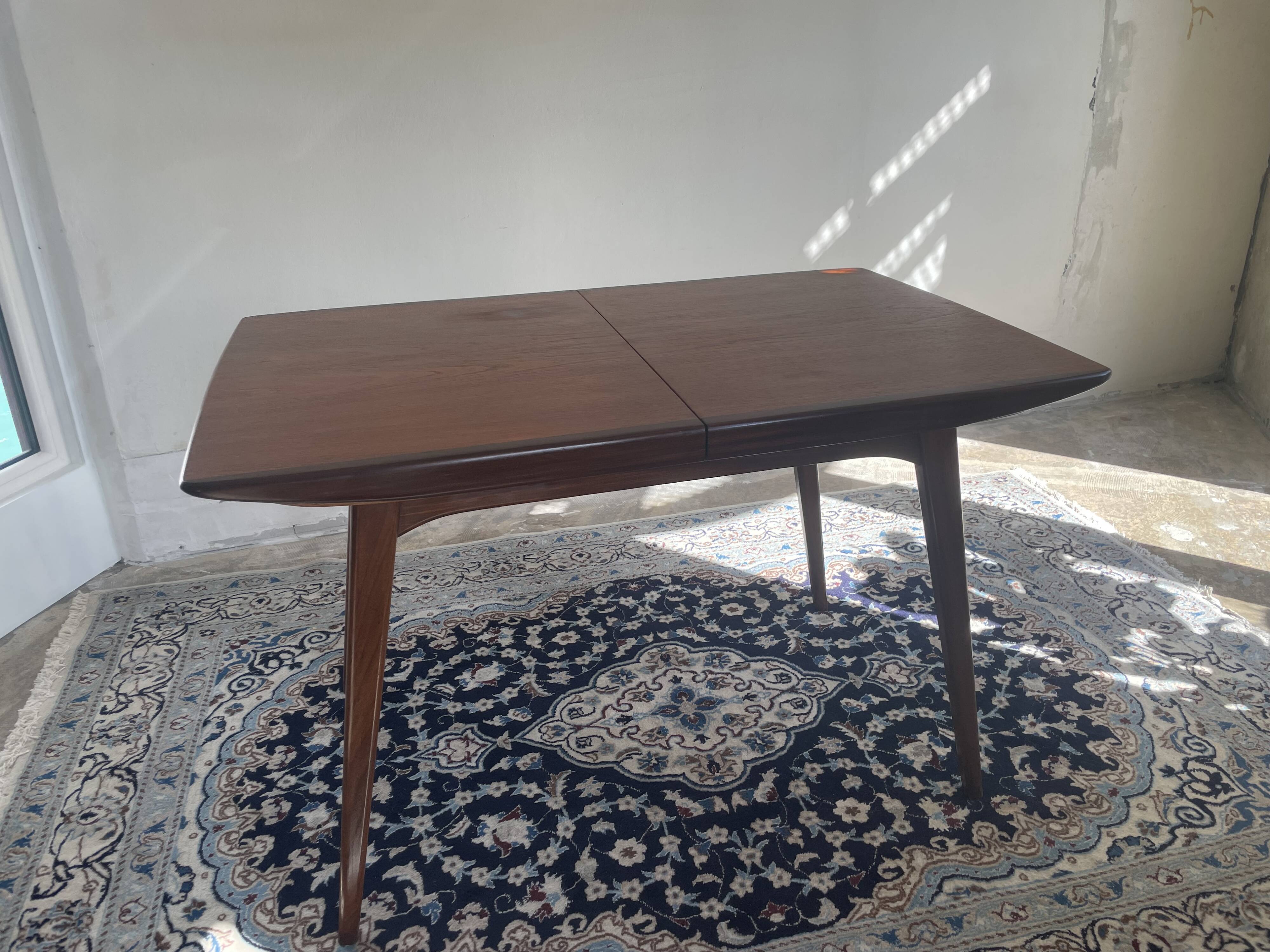 Milaan extendable dining table by Louis van Teeffelen for Wébé