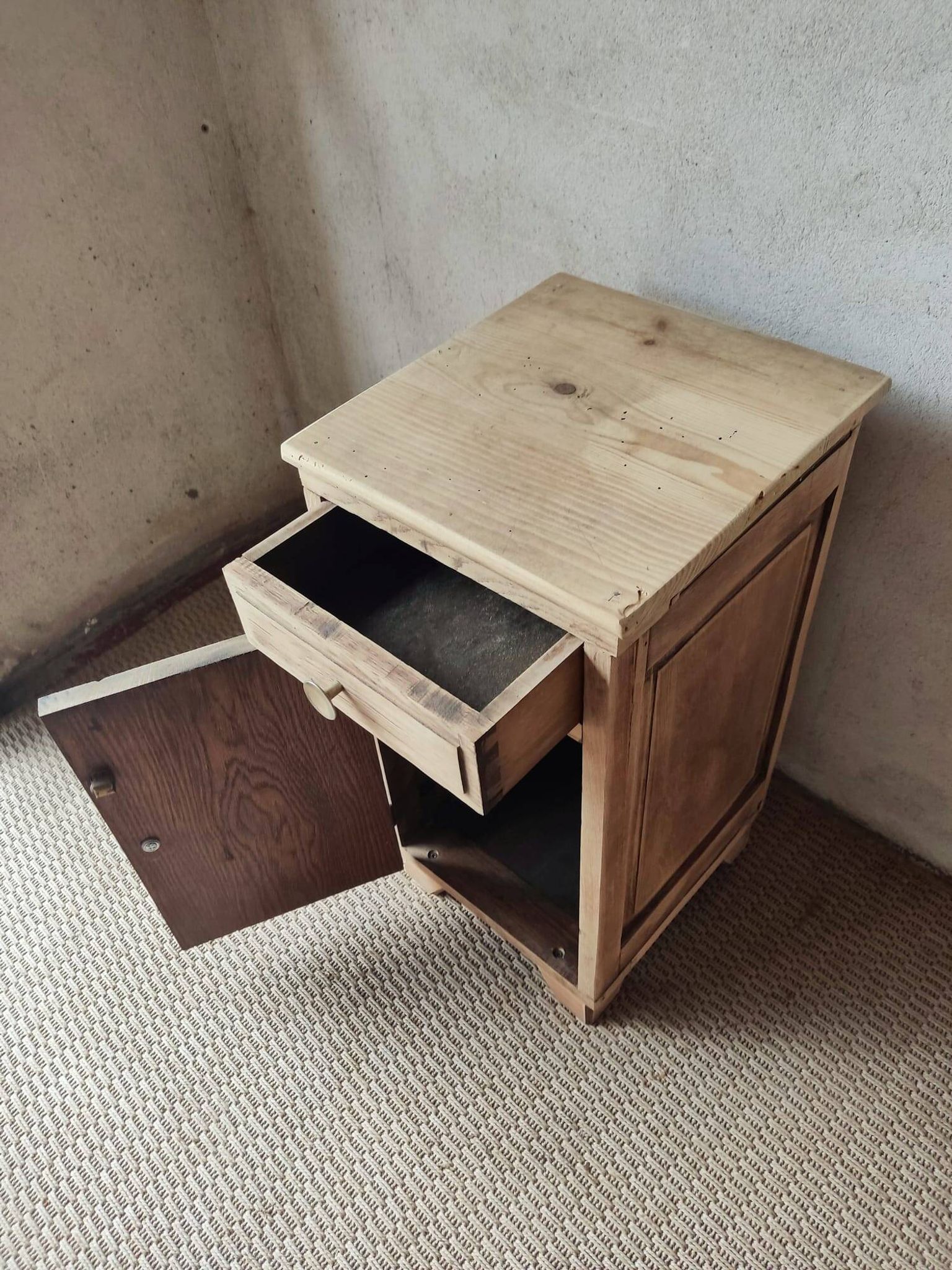 Petit meuble ancien en bois massif restauré