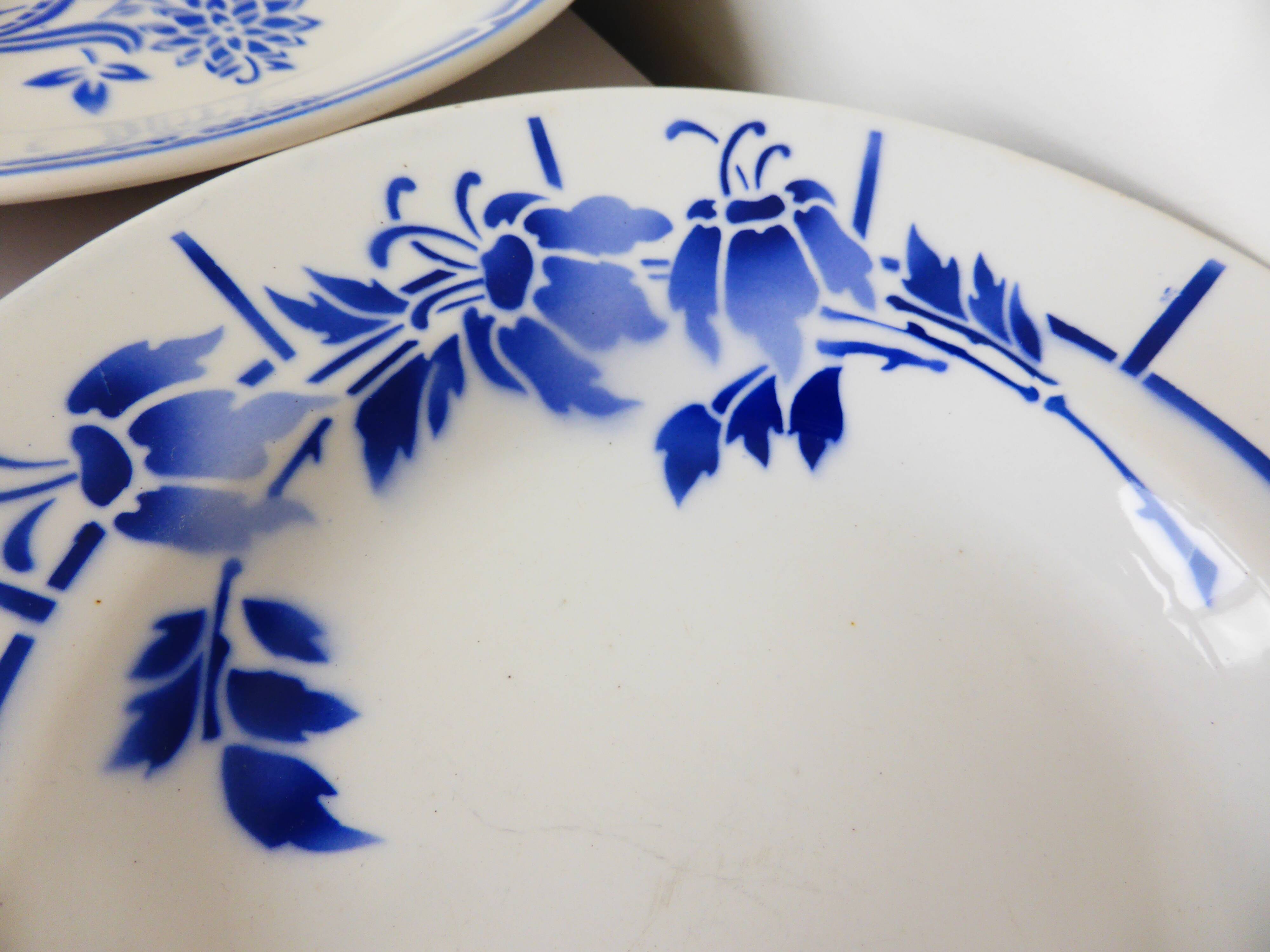 4 hollow plates in a jumble mixes