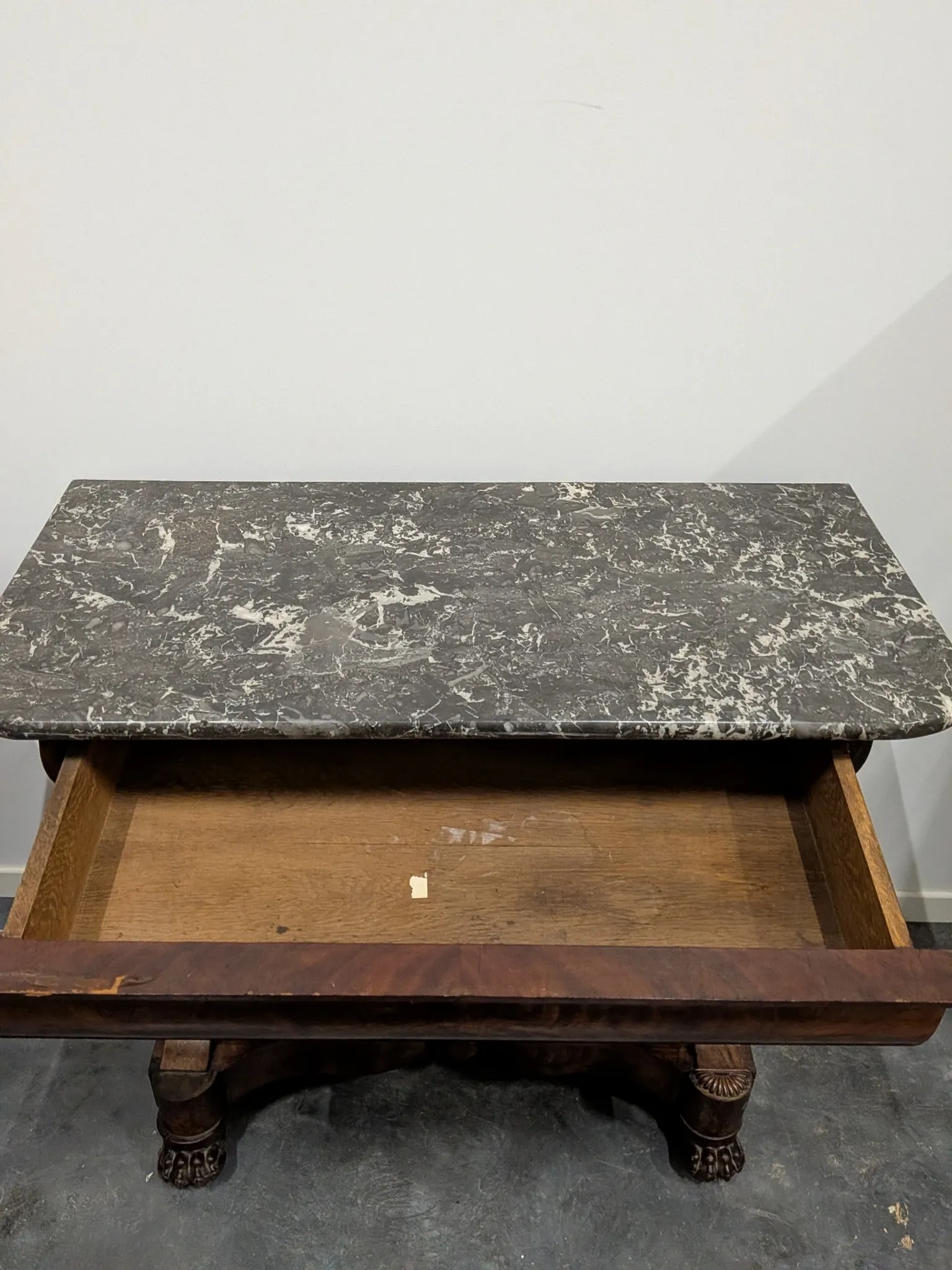 Console restored in flamed mahogany, Sainte-Anne marble, claw feet.